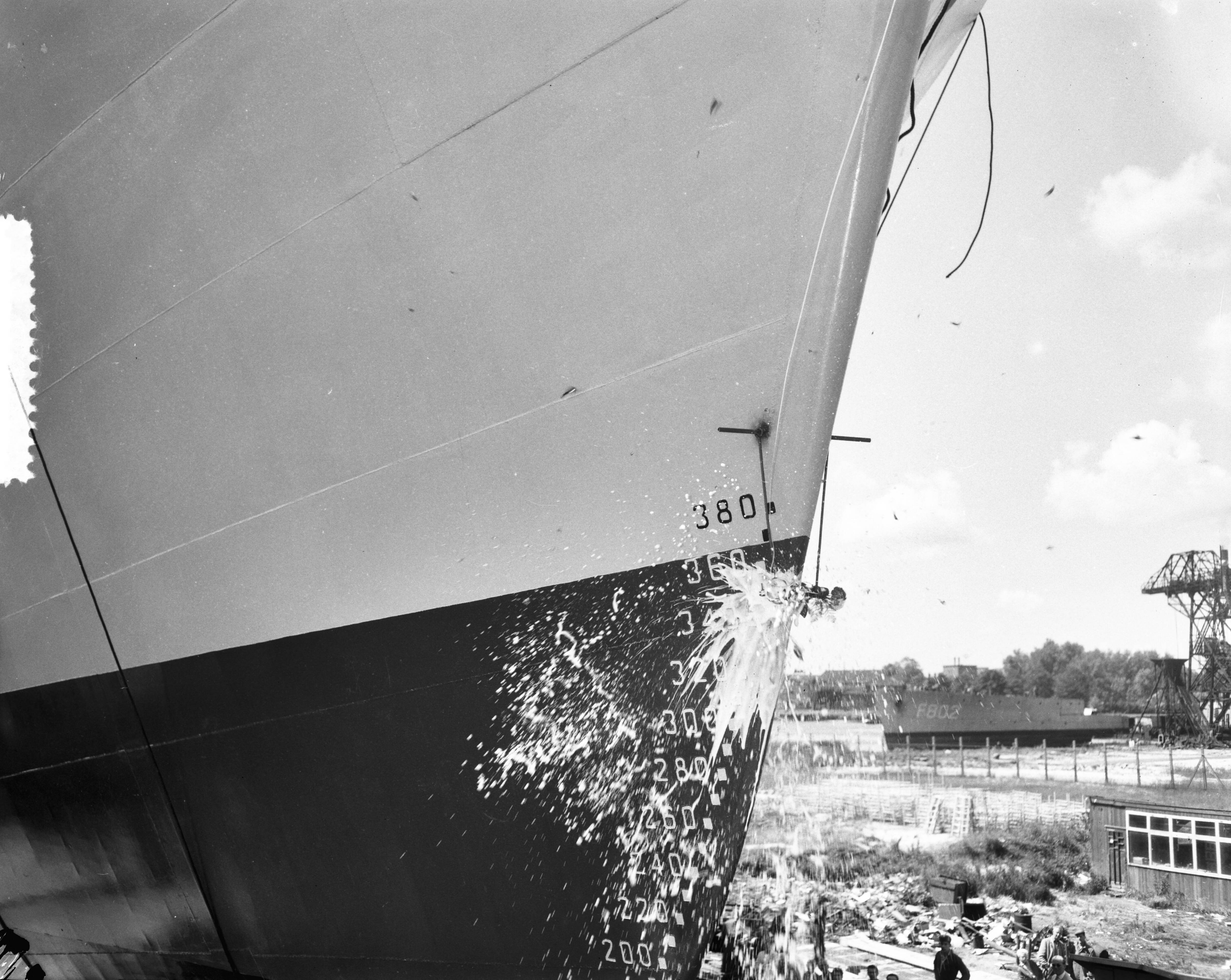 Fotocollectie Anefo — Tewaterlating "Sanggabuana" bij de N.V. Zaanlandsche Scheepsbouwmaatschappij te Zaandam — Foto: Bilsen, Joop van / Anefo. Licentie: Set B: Rechtenvrij / Publiek Domein. Bron: Nationaal Archief. http://hdl.handle.net/10648/a9b4533c-d0b4-102d-bcf8-003048976d84