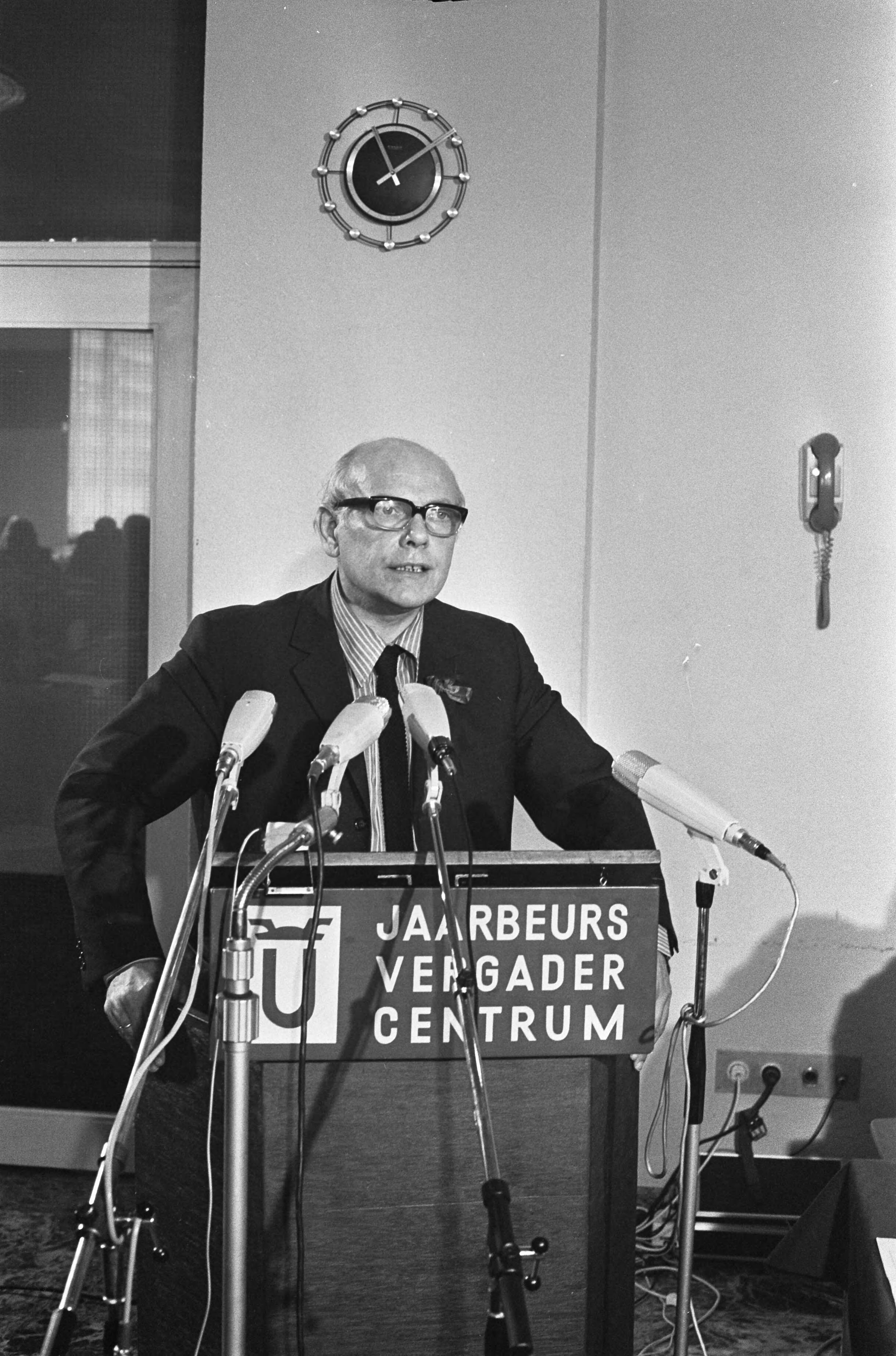 Fotocollectie Anefo — Partijraad PvdA in Utrecht, Den Uyl tijdens toespraak — Foto: Punt, W. / Anefo. Licentie: Set B: Rechtenvrij / Publiek Domein. Bron: Nationaal Archief. http://hdl.handle.net/10648/ac2b760e-d0b4-102d-bcf8-003048976d84