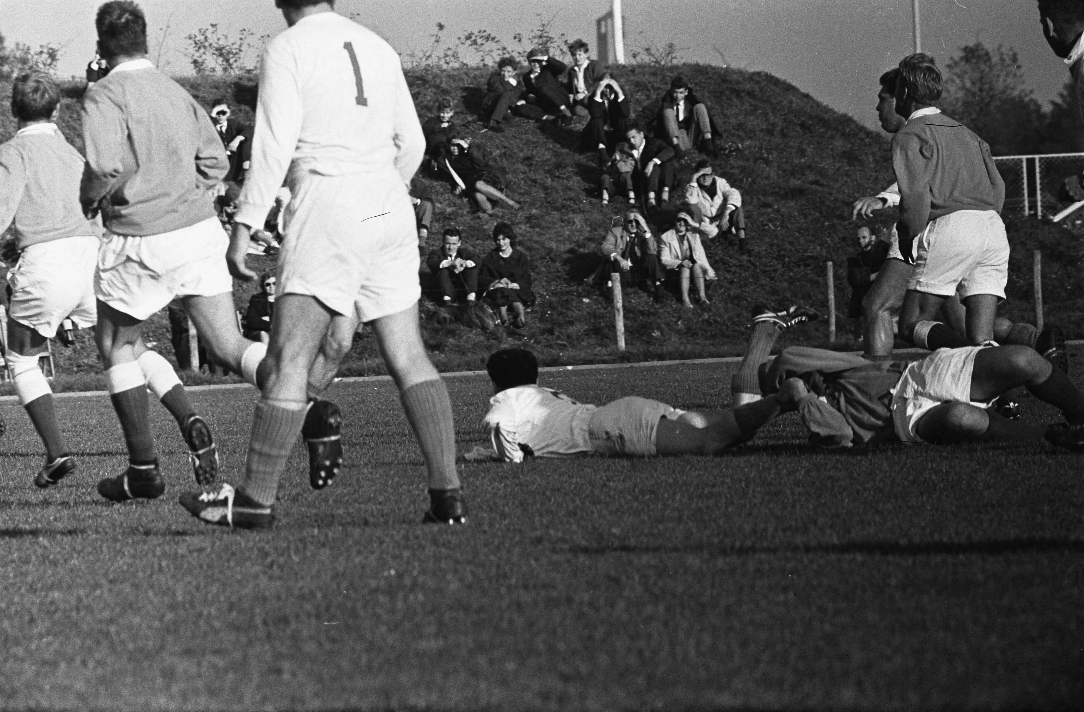 Fotocollectie Anefo — Rugby. Nederland tegen West-Duitsland 6-37. Spelmoment (Duitsers in het wit) — Foto: Koch, Eric / Anefo. Licentie: Set B: Rechtenvrij / Publiek Domein. Bron: Nationaal Archief. http://hdl.handle.net/10648/aa1c449c-d0b4-102d-bcf8-003048976d84