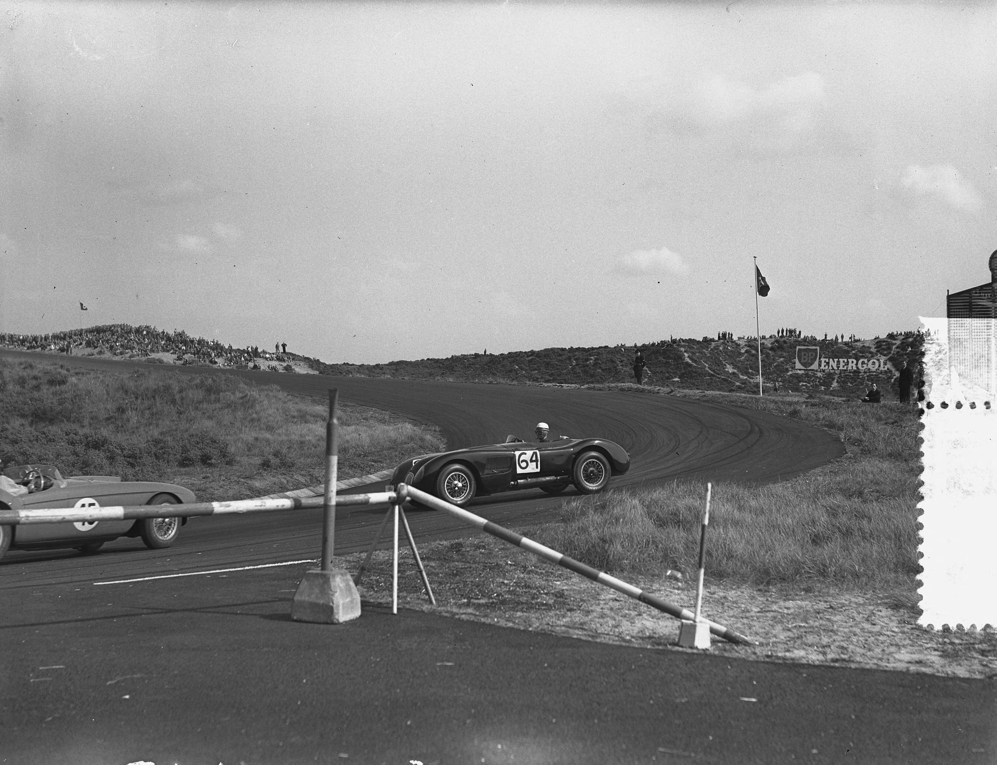 Fotocollectie Anefo — KNAC Internationale Autoraces op het circuit van Zandvoort. Twee auto's in een slip — Foto: Bilsen, Joop van / Anefo. Licentie: Set B: Rechtenvrij / Publiek Domein. Bron: Nationaal Archief. http://hdl.handle.net/10648/a927e1b8-d0b4-102d-bcf8-003048976d84