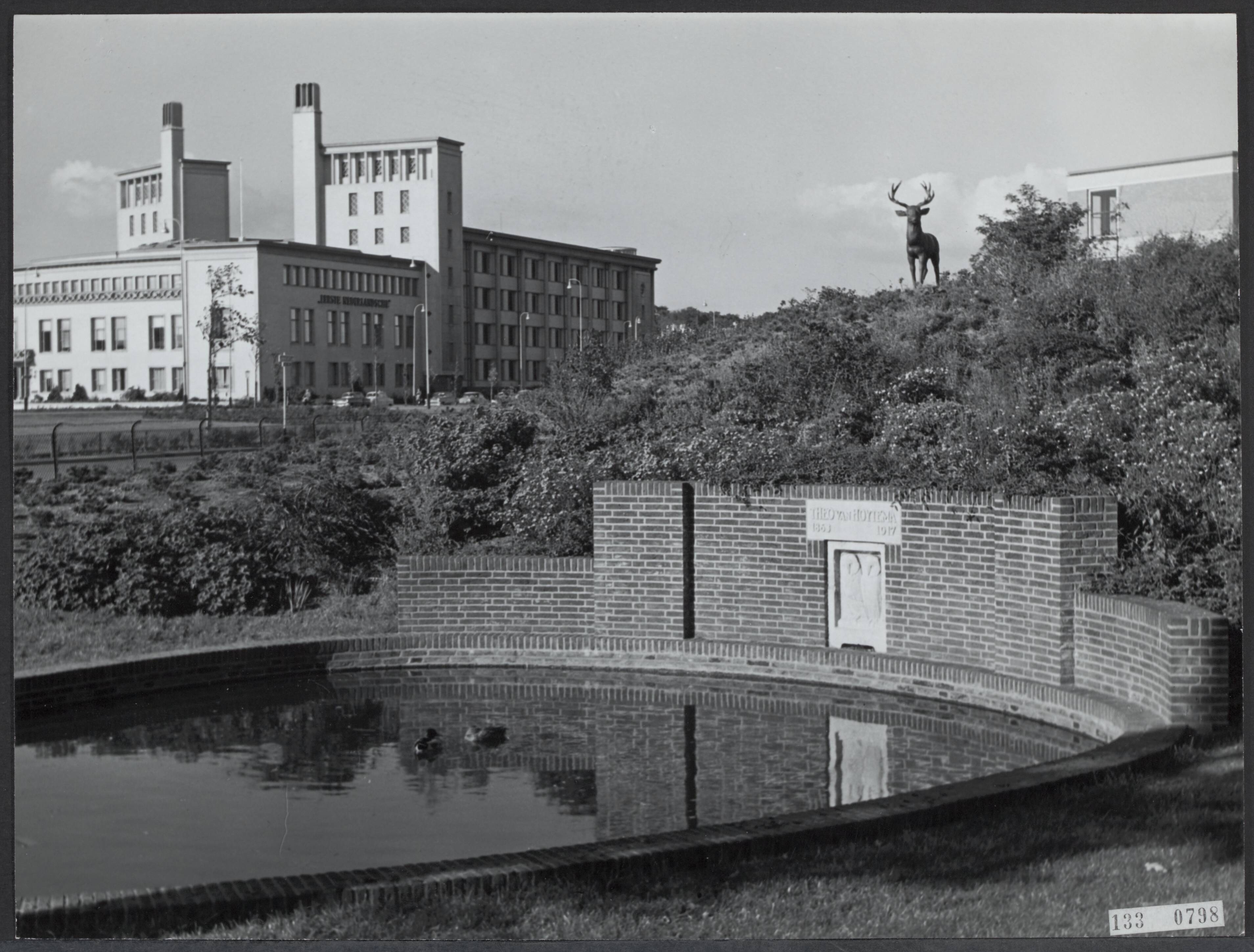 Fotocollectie Rijksvoorlichtingsdienst Eigen — Den Haag. Monument met vijver voor de graficus en schilder Theo van Hoytema (1863-1917) met beeldhouwwerk van Gra Rueb (1885-1972); op de achtergrond het voormalige congresgebouw — Foto: Fotodienst Gemeente Den Haag. Licentie: Set B: Rechtenvrij / Publiek Domein. Bron: Nationaal Archief. http://hdl.handle.net/10648/af5a927e-d0b4-102d-bcf8-003048976d84