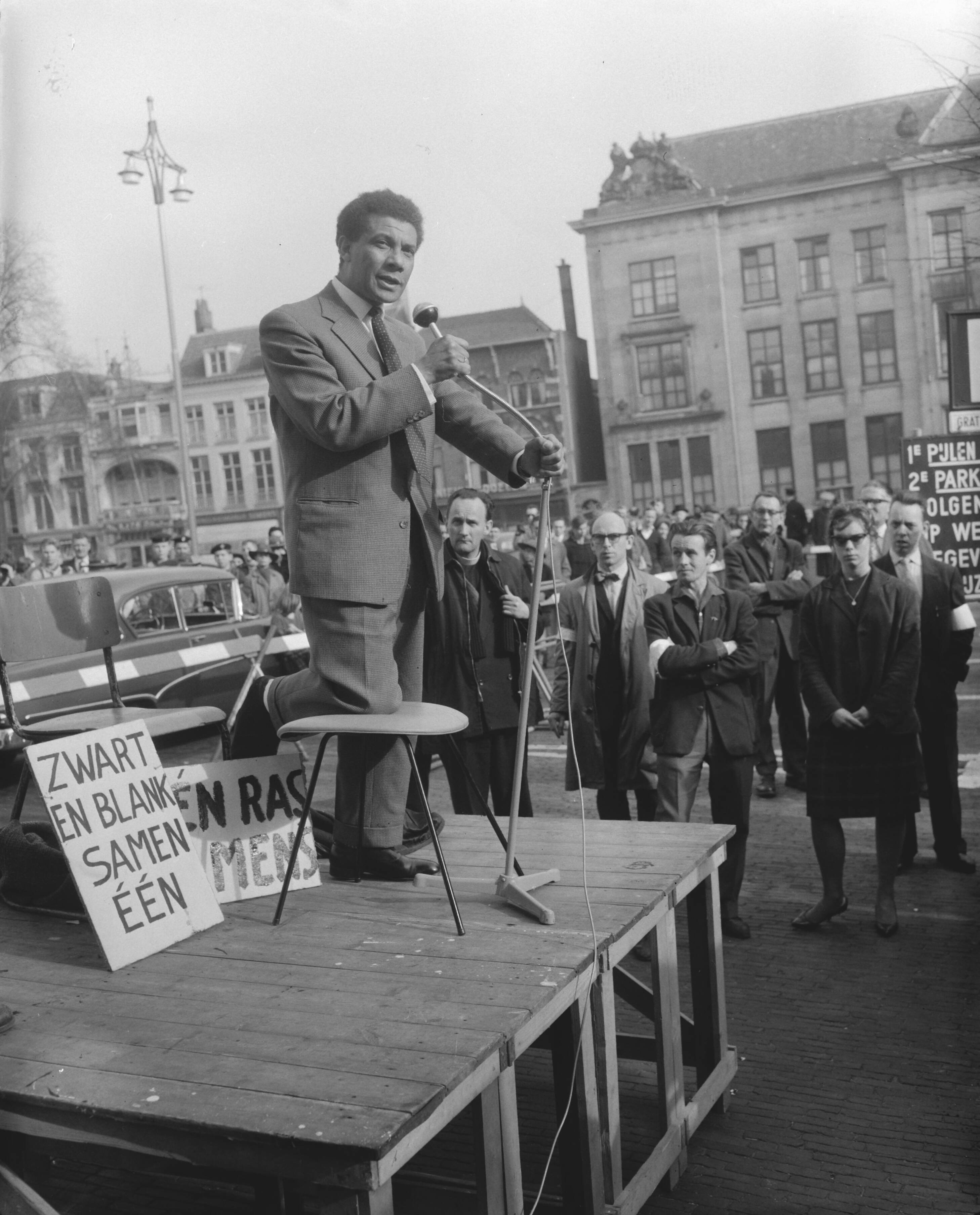 Fotocollectie Anefo — Protestdemonstratie tegen de Apartheidspolitiek van Zuid Afrika in Den Haag, Toespraak van Guus Sterman — Foto: Behrens, Herbert F. / Anefo. Licentie: Set B: Rechtenvrij / Publiek Domein. Bron: Nationaal Archief. http://hdl.handle.net/10648/a9ab9094-d0b4-102d-bcf8-003048976d84