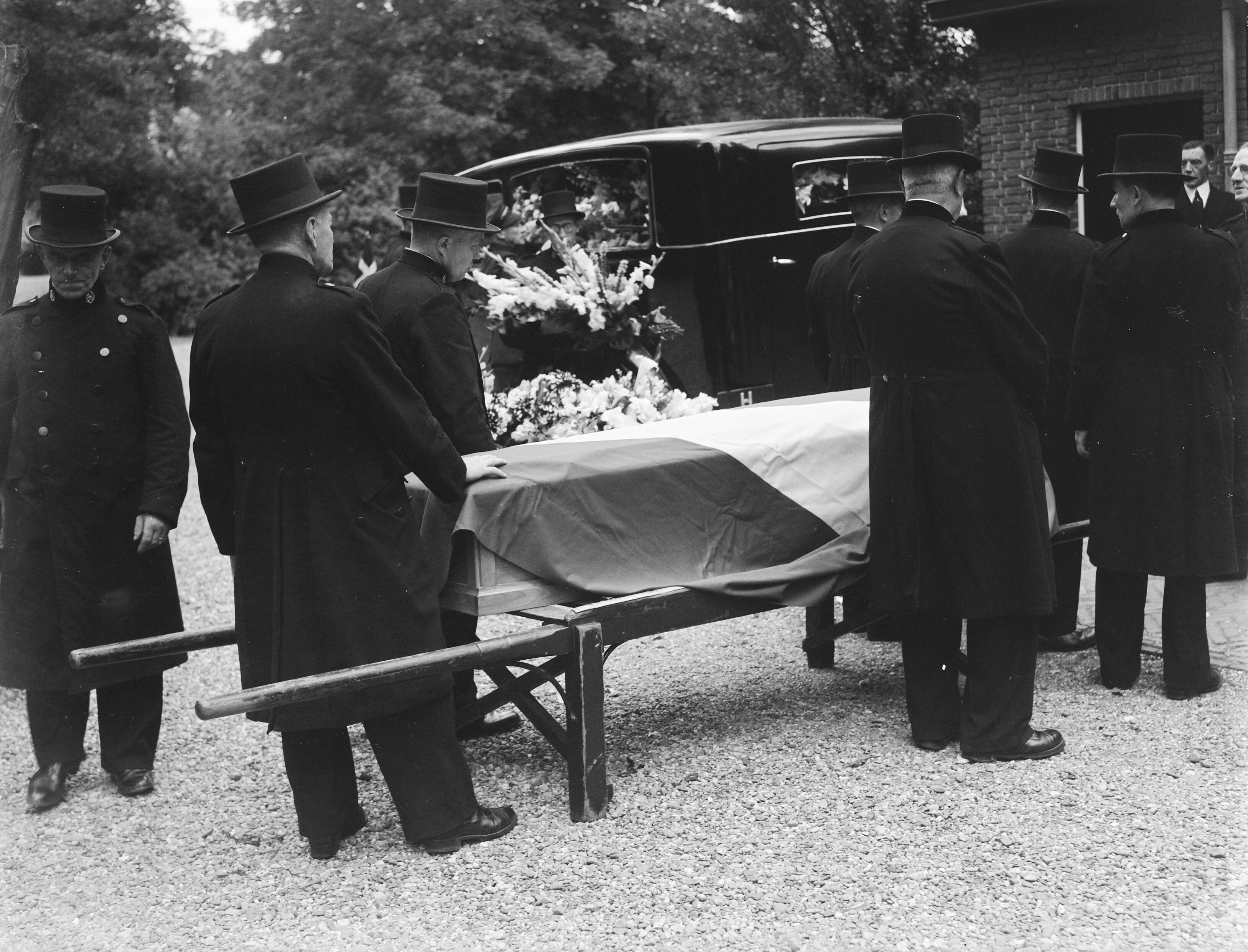 Fotocollectie Anefo — Teraardebestelling generaal b.d. Th. F.J. Muller Massis op begraafplaat Oud Eik en Duinen te Den Haag — Foto: Oorschot, […] van / Anefo. Licentie: Set B: Rechtenvrij / Publiek Domein. Bron: Nationaal Archief. http://hdl.handle.net/10648/a8b9e488-d0b4-102d-bcf8-003048976d84