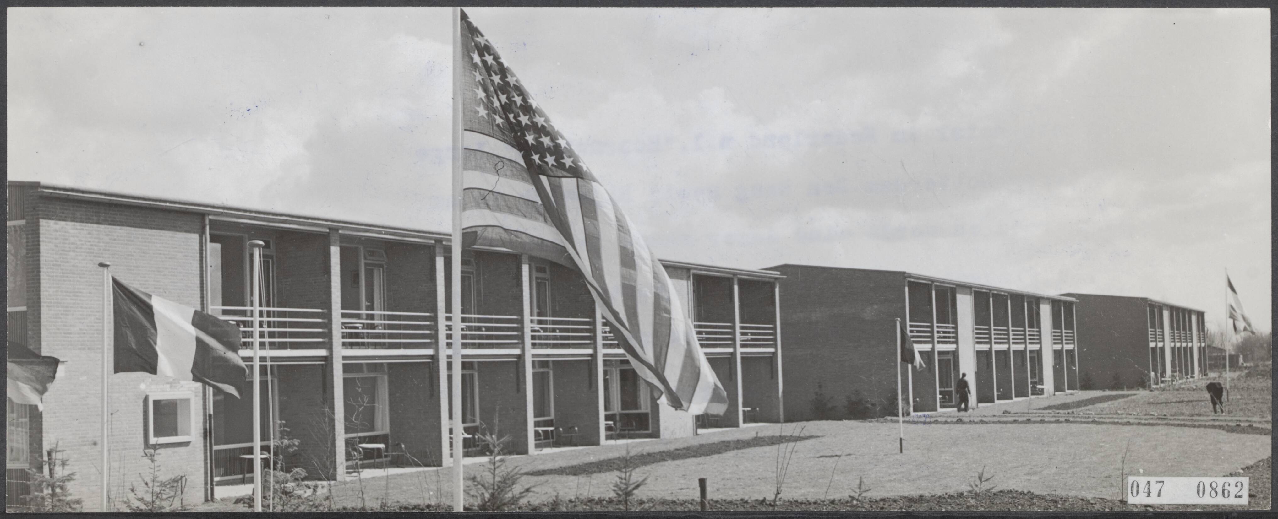 Fotocollectie Elsevier Binnenland — Het eerste motel in Nederland, nl. "Hoornwijck" langs de rijksweg Rotterdam-Den Haag nabij Rijswijk is bijna gereed en wordt eind april 1956 in gebruik genomen — Foto: Fotograaf Onbekend / Anefo. Licentie: Set B: Rechtenvrij / Publiek Domein. Bron: Nationaal Archief. http://hdl.handle.net/10648/ae005c24-d0b4-102d-bcf8-003048976d84