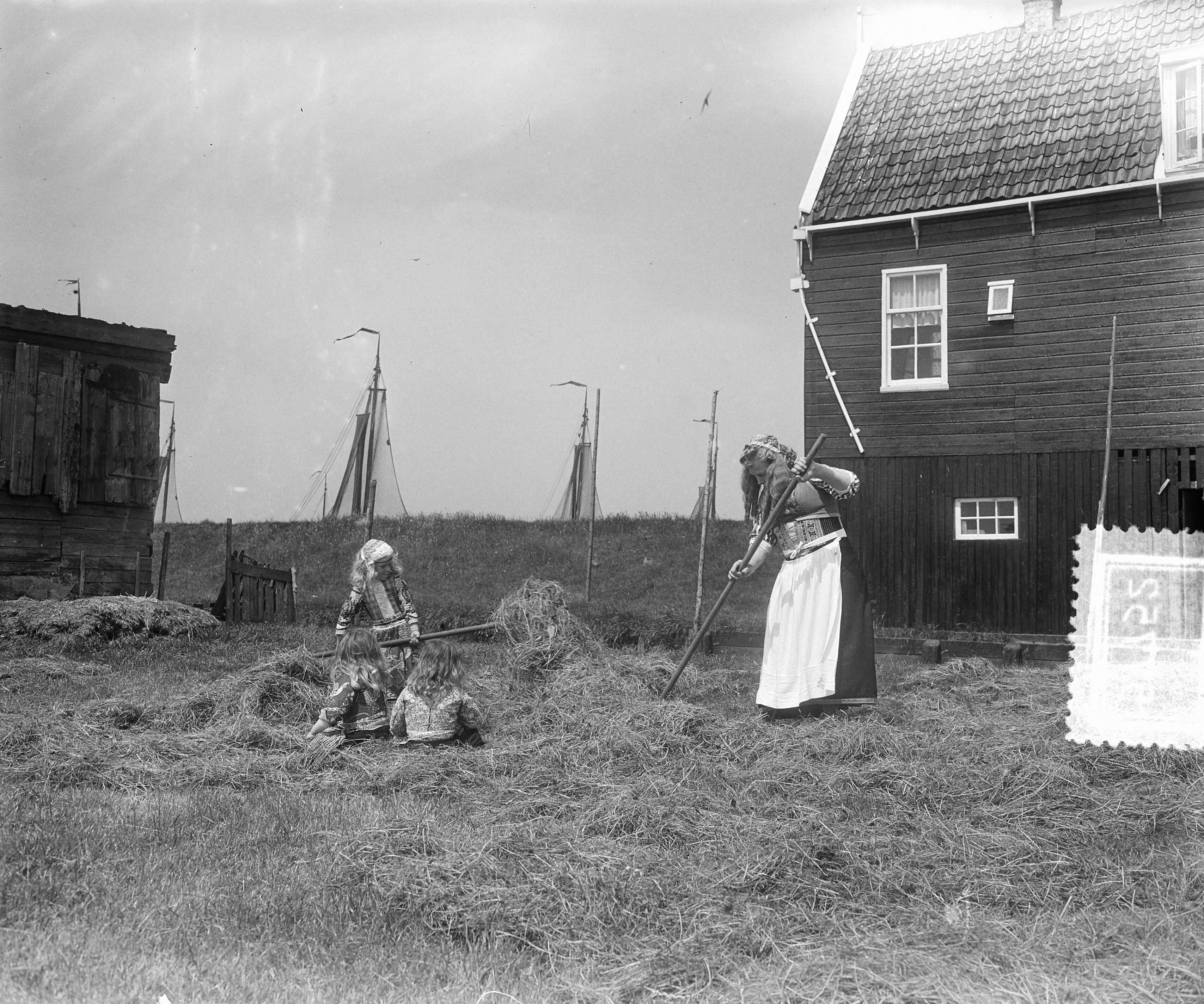 Fotocollectie Anefo — Hooitijd op het eiland Marken — Foto: Pot, Harry / Anefo. Licentie: Set B: Rechtenvrij / Publiek Domein. Bron: Nationaal Archief. http://hdl.handle.net/10648/a90da33e-d0b4-102d-bcf8-003048976d84