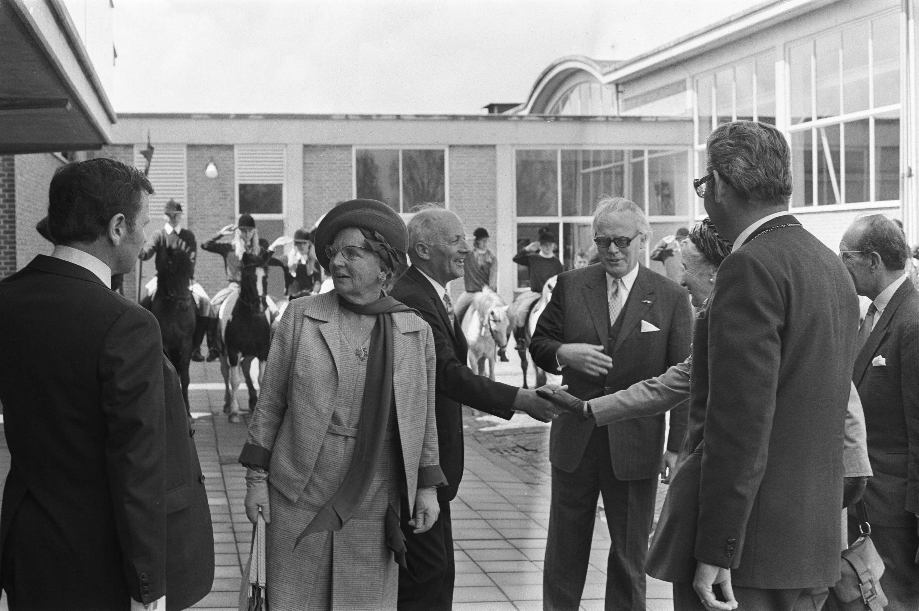 Koningin Juliana tijdens een werkbezoek aan de provincie Utrecht — Koningin Juliana in de wijk Vreeswijk, in Nieuwegein, in gezelschap van burgemeester Frans Hermsen — Foto: Fotograaf Onbekend / Anefo. Licentie: Set B: Rechtenvrij / Publiek Domein. Bron: Nationaal Archief. http://hdl.handle.net/10648/abeb11d6-d0b4-102d-bcf8-003048976d84
