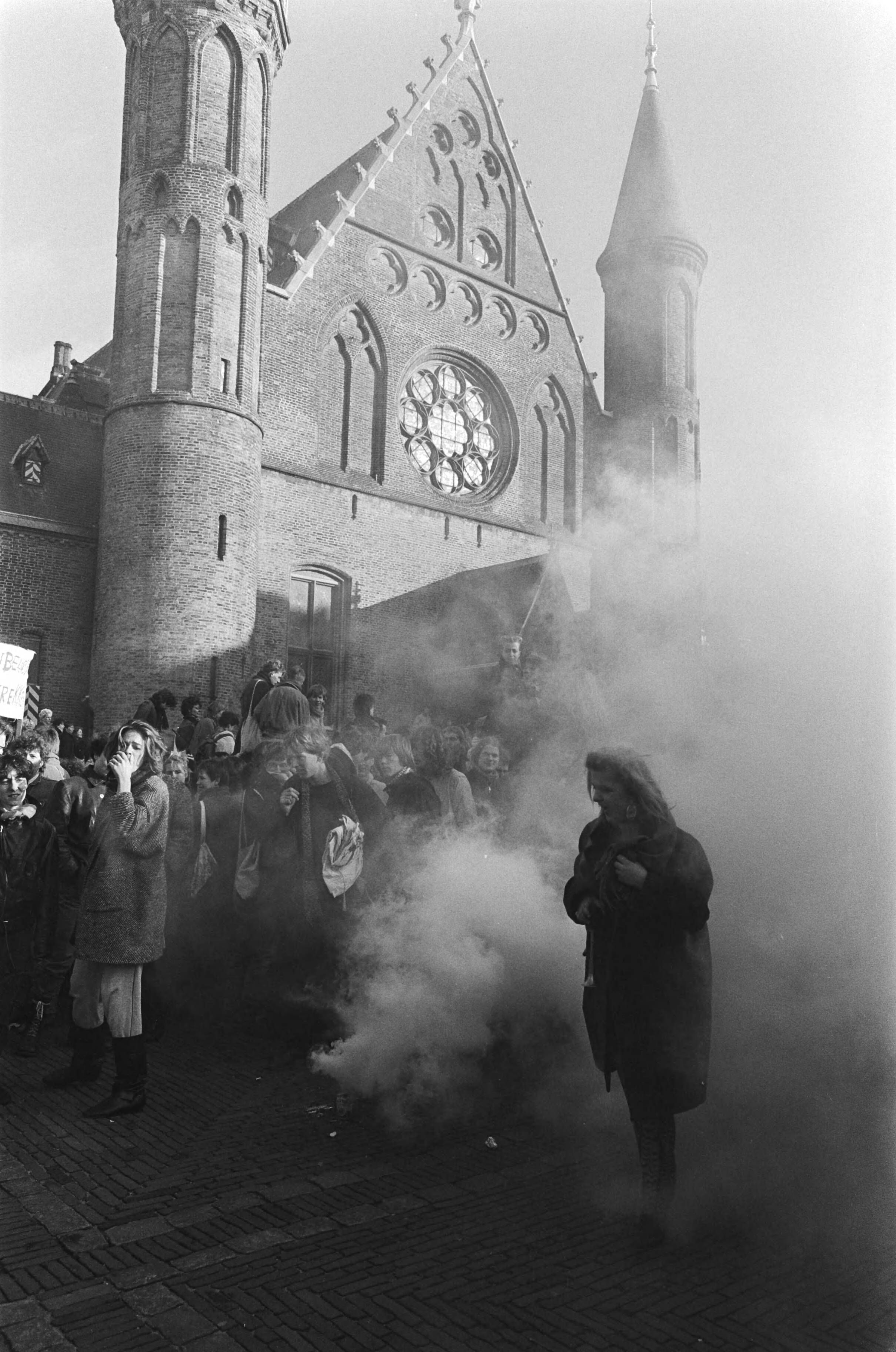 Studentendemonstratie tegen studiefinanciering in Den Haag — Rookbommen op het Binnenhof — Foto: Croes, Rob C. / Anefo. Licentie: Set B: Rechtenvrij / Publiek Domein. Bron: Nationaal Archief. http://hdl.handle.net/10648/ad4f140a-d0b4-102d-bcf8-003048976d84