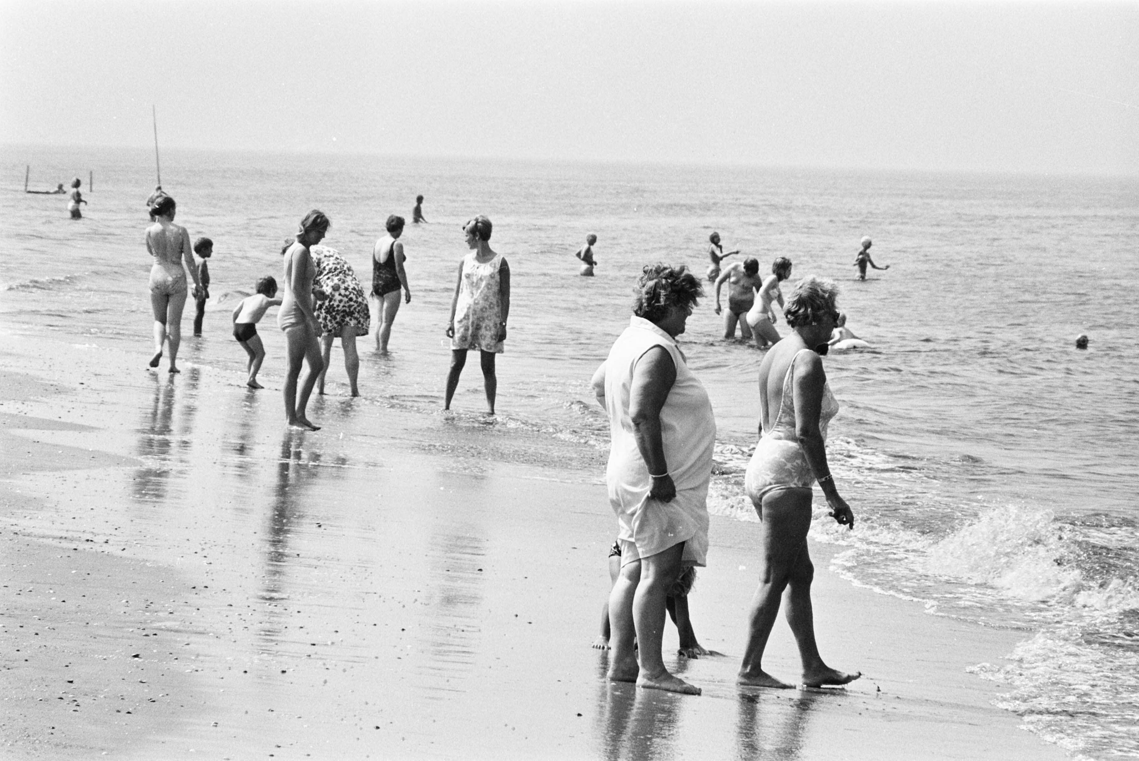 Fotocollectie Anefo — Warm weer: strand Zandvoort; dames op strandterras zonnen — Foto: Verhoeff, Bert / Anefo. Licentie: Set B: Rechtenvrij / Publiek Domein. Bron: Nationaal Archief. http://hdl.handle.net/10648/ab994054-d0b4-102d-bcf8-003048976d84