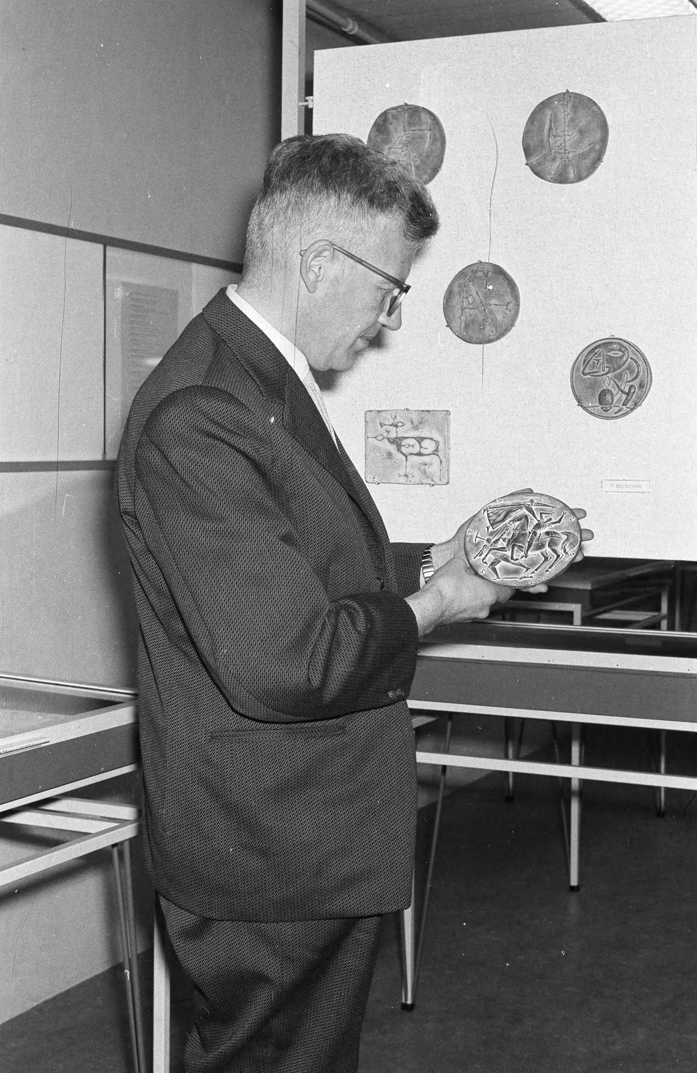 Fotocollectie Anefo — Tentoonstelling "Penningen uit Italië" in het Koninklijke Penningkabinet te Den Haag — Foto: Boer, […] de / Anefo. Licentie: Set B: Rechtenvrij / Publiek Domein. Bron: Nationaal Archief. http://hdl.handle.net/10648/a9ea2912-d0b4-102d-bcf8-003048976d84