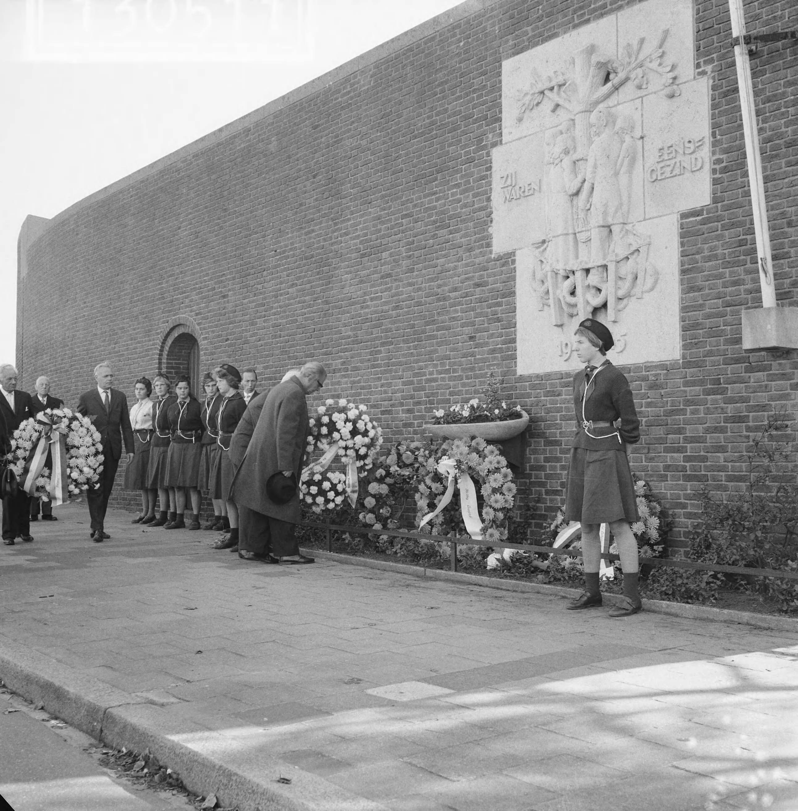 Fotocollectie Anefo — Herdenking "Oranjehotel" te Scheveningen. Kranslegging bij de muur van de gevangenis — Foto: Lindeboom, Henk / Anefo. Licentie: Set B: Rechtenvrij / Publiek Domein. Bron: Nationaal Archief. http://hdl.handle.net/10648/a9e77bb8-d0b4-102d-bcf8-003048976d84