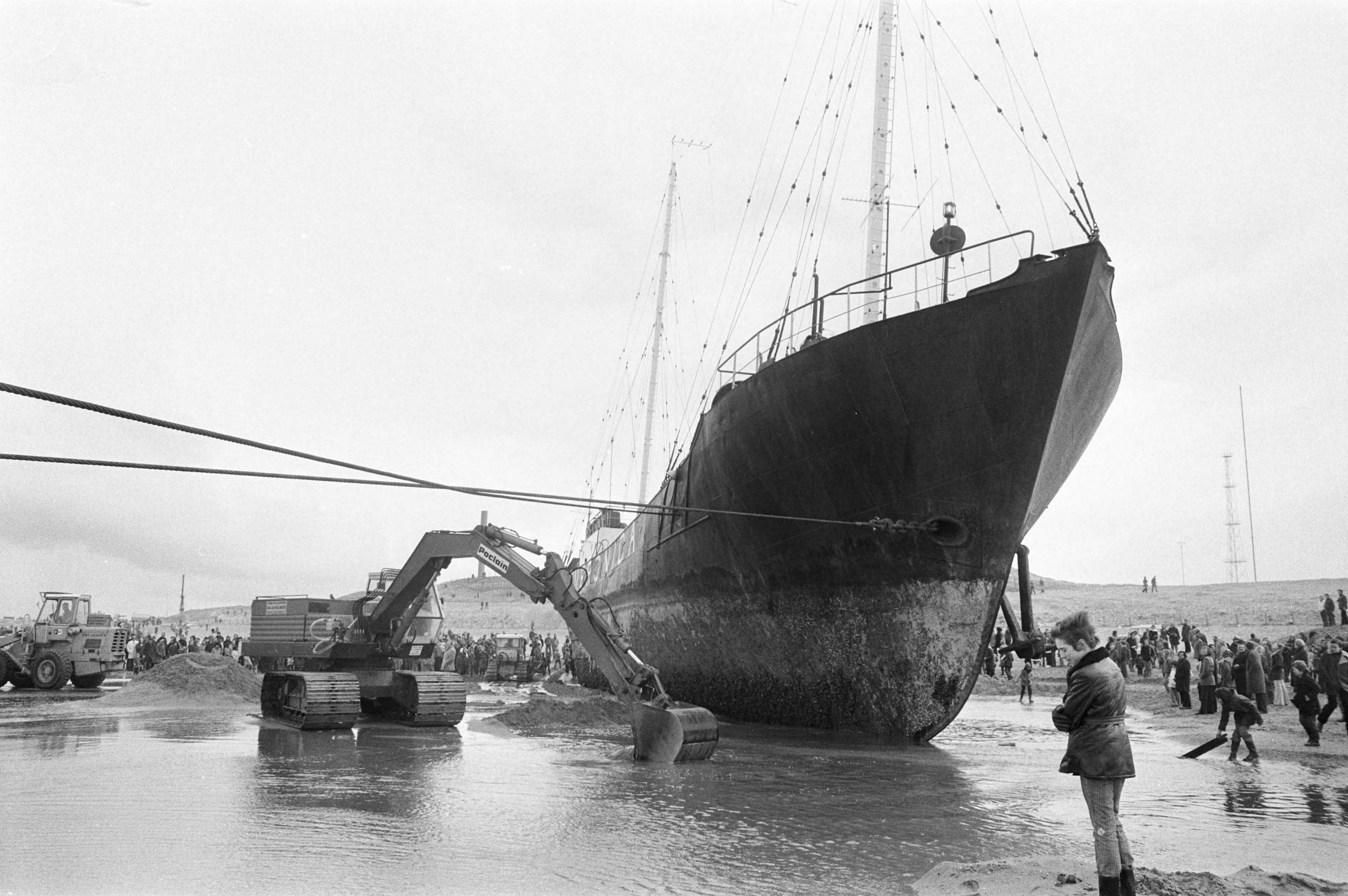 Fotocollectie Anefo — Werkzaamheden bij gestrande radio-zendschip Veronica op strand bij Scheveningen — Foto: Peters, Hans / Anefo. Licentie: Set B: Rechtenvrij / Publiek Domein. Bron: Nationaal Archief. http://hdl.handle.net/10648/ac28fc58-d0b4-102d-bcf8-003048976d84