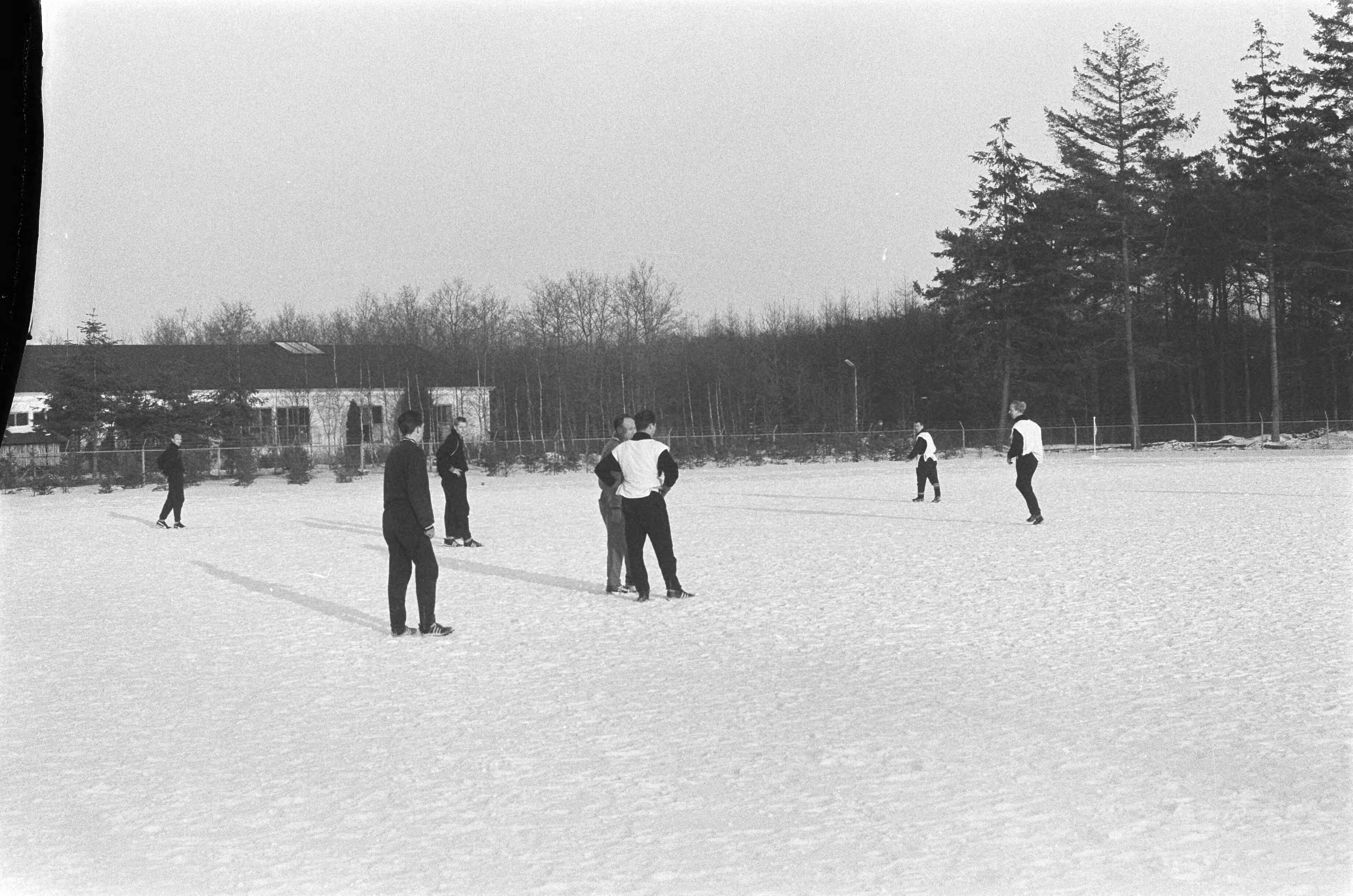 Fotocollectie Anefo — Training Nederlands elftal te Zeist — Foto: Gelderen, Hugo van / Anefo. Licentie: Set B: Rechtenvrij / Publiek Domein. Bron: Nationaal Archief. http://hdl.handle.net/10648/aa2b8d94-d0b4-102d-bcf8-003048976d84