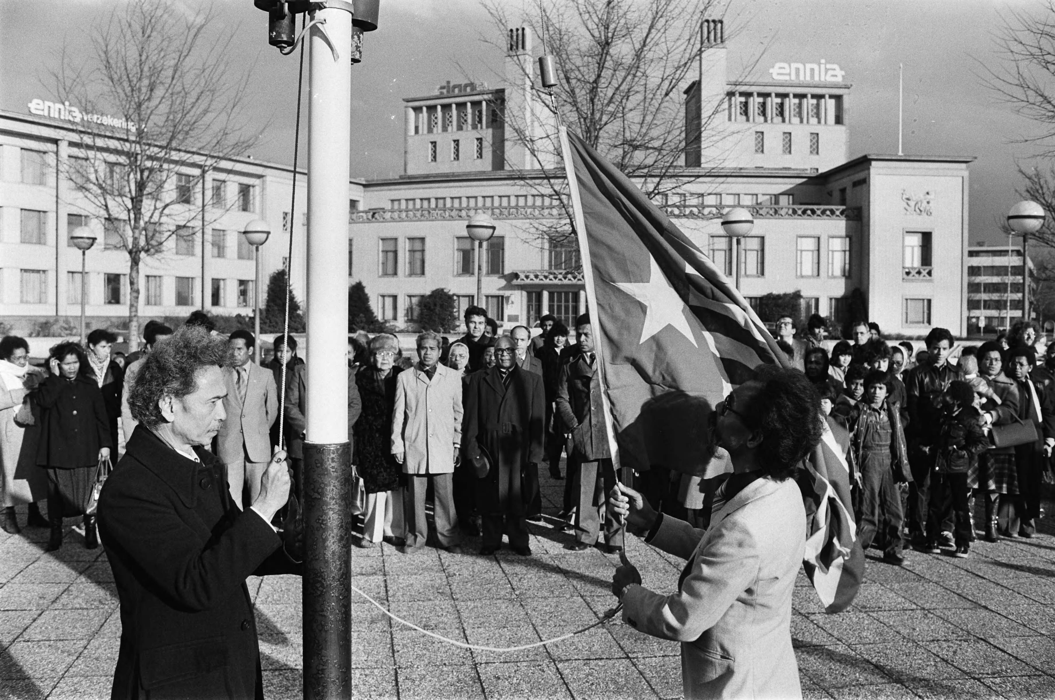 Fotocollectie Anefo — Nationale dag West Papoea Nieuw Guinea/Melanesia in Den Haag; het hijsen van de vlag — Foto: Suyk, Koen / Anefo. Licentie: Set B: Rechtenvrij / Publiek Domein. Bron: Nationaal Archief. http://hdl.handle.net/10648/acd5c5f0-d0b4-102d-bcf8-003048976d84