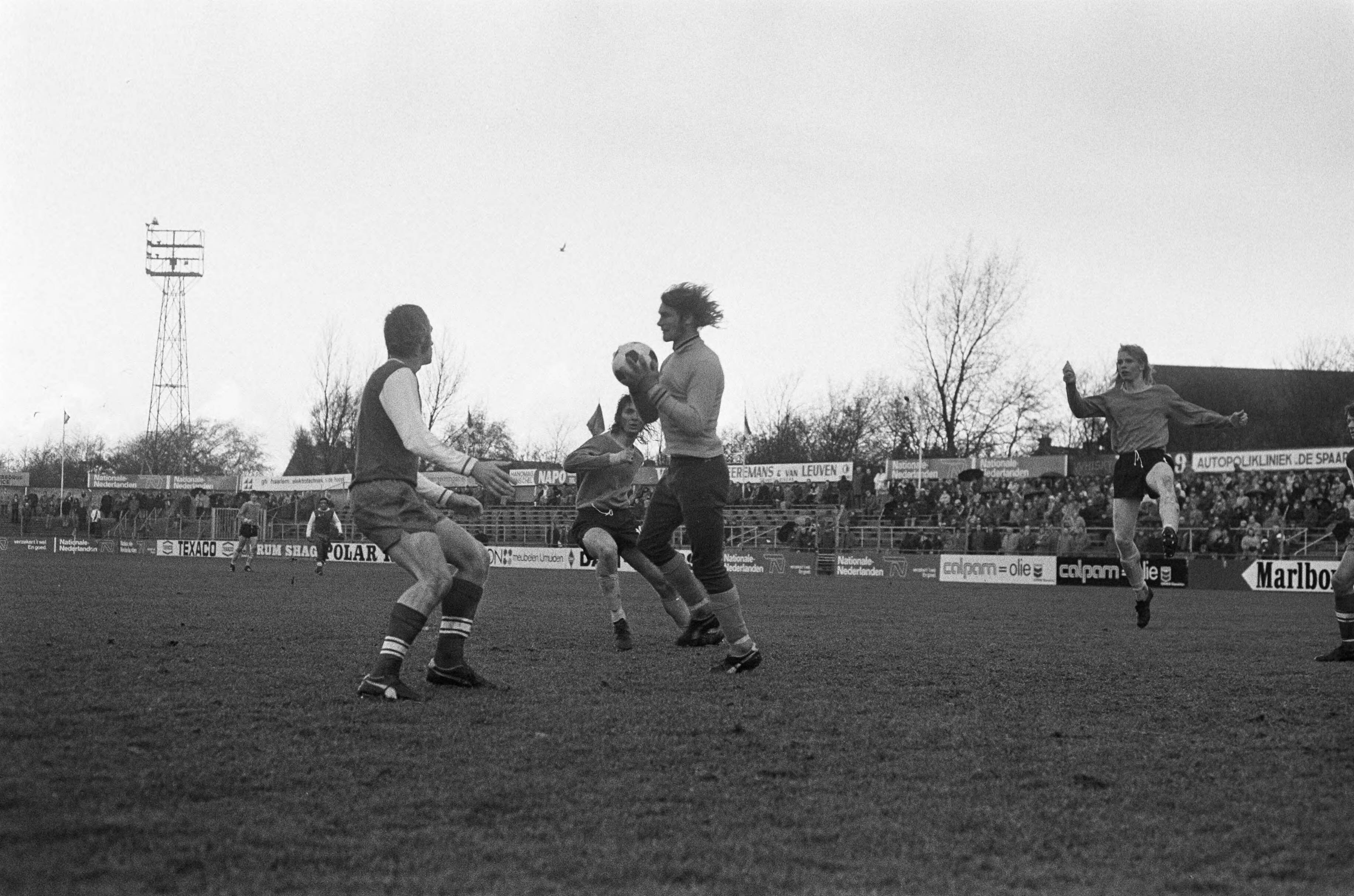 Haarlem tegen FC Den Haag: 0-1 — Spelmoment — Foto: Fotograaf Onbekend / Anefo. Licentie: Set B: Rechtenvrij / Publiek Domein. Bron: Nationaal Archief. http://hdl.handle.net/10648/ac3d66e8-d0b4-102d-bcf8-003048976d84