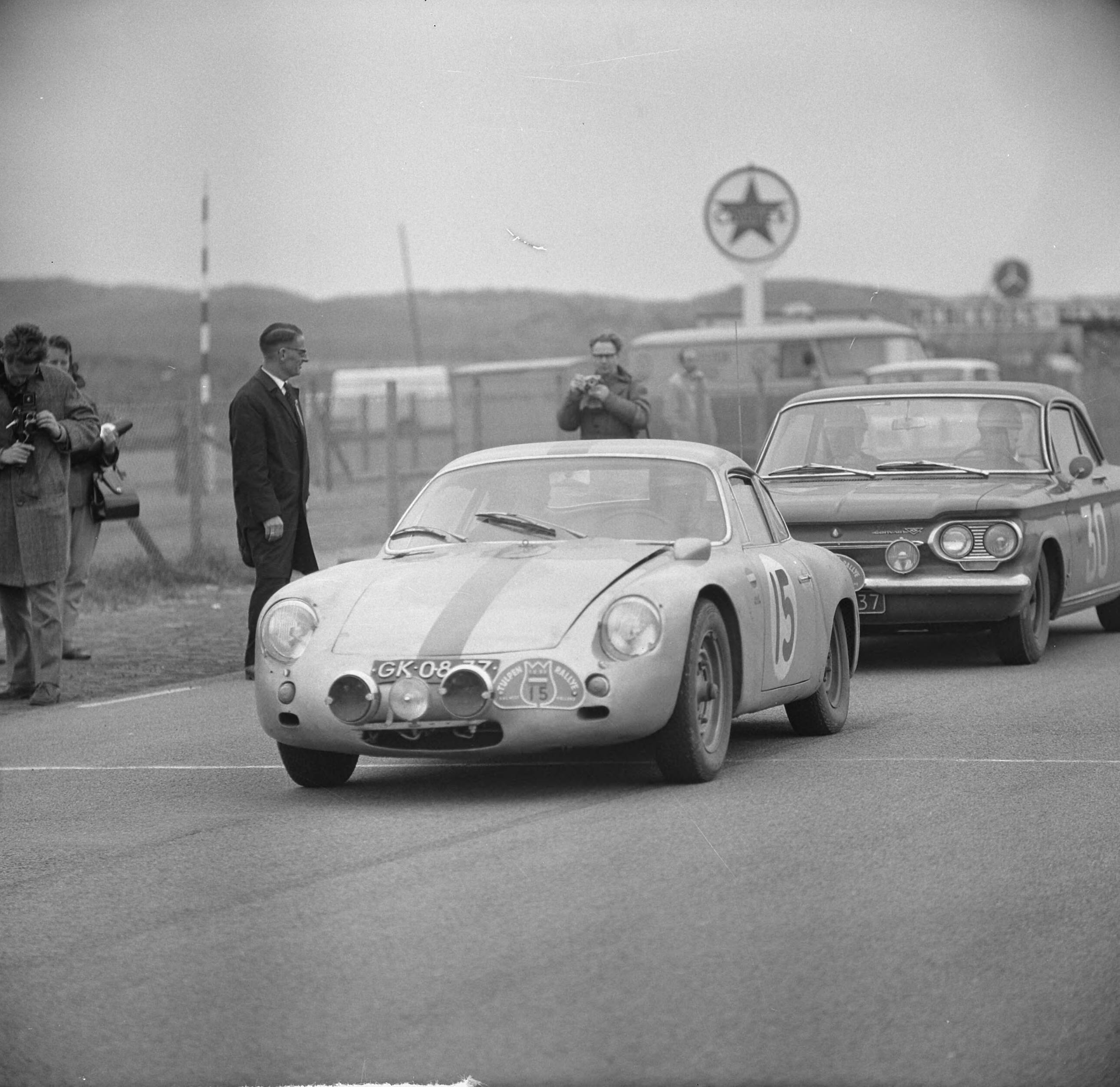 Tulpenrallye 1963 — Tulpenrallye 1963. Aan de start de equipe Ben Pon / jhr. H.H.A. Röell met Porsche Abarth Carrera. Achter hent startnummer 30; W. van Zijl jr. en M.J.P. Biesterveld (Ndl.) in een Chevrolet Monza Spider — Foto: Nijs, Jac. de / Anefo. Licentie: Set B: Rechtenvrij / Publiek Domein. Bron: Nationaal Archief. http://hdl.handle.net/10648/aa33d7ec-d0b4-102d-bcf8-003048976d84