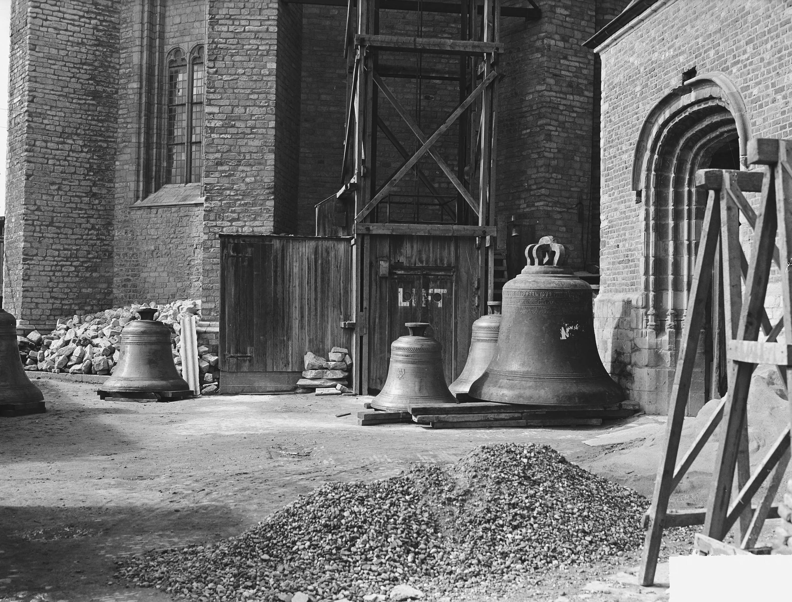 Fotocollectie Anefo — Nieuwe klokken voor Middelburg — Foto: Pot, Harry / Anefo. Licentie: Set B: Rechtenvrij / Publiek Domein. Bron: Nationaal Archief. http://hdl.handle.net/10648/a8e77a4c-d0b4-102d-bcf8-003048976d84