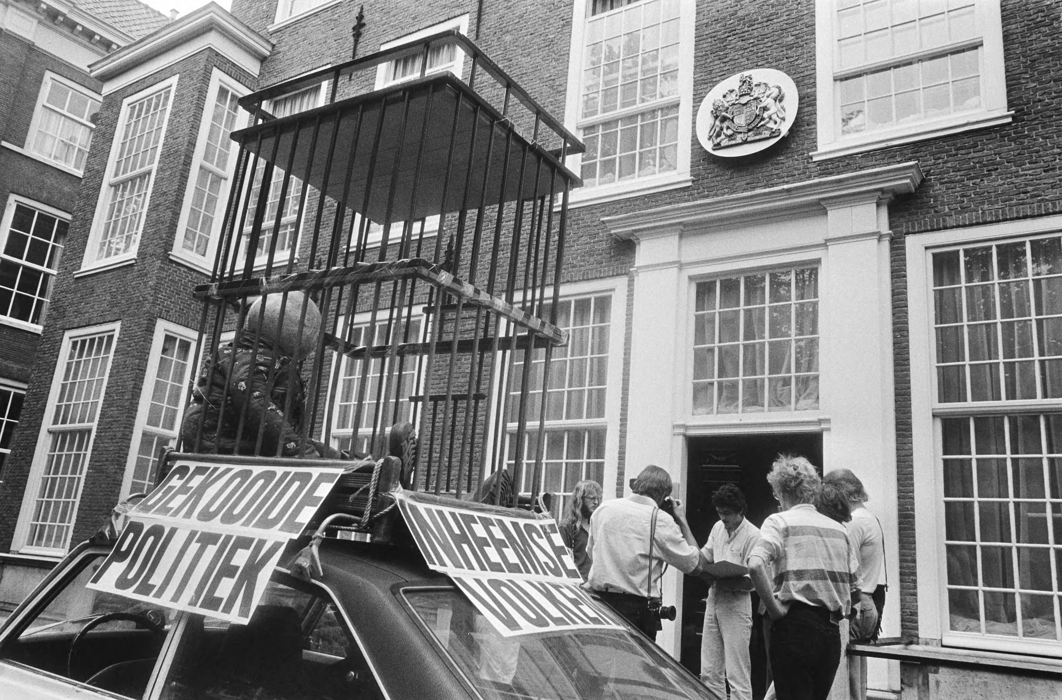 Fotocollectie Anefo — Demonstratieve tocht met betrekking tot "Inheemse Volken Gekooide Politiek" in Den Haag — Foto: Bogaerts, Rob / Anefo. Licentie: Set B: Rechtenvrij / Publiek Domein. Bron: Nationaal Archief. http://hdl.handle.net/10648/ad2b743c-d0b4-102d-bcf8-003048976d84