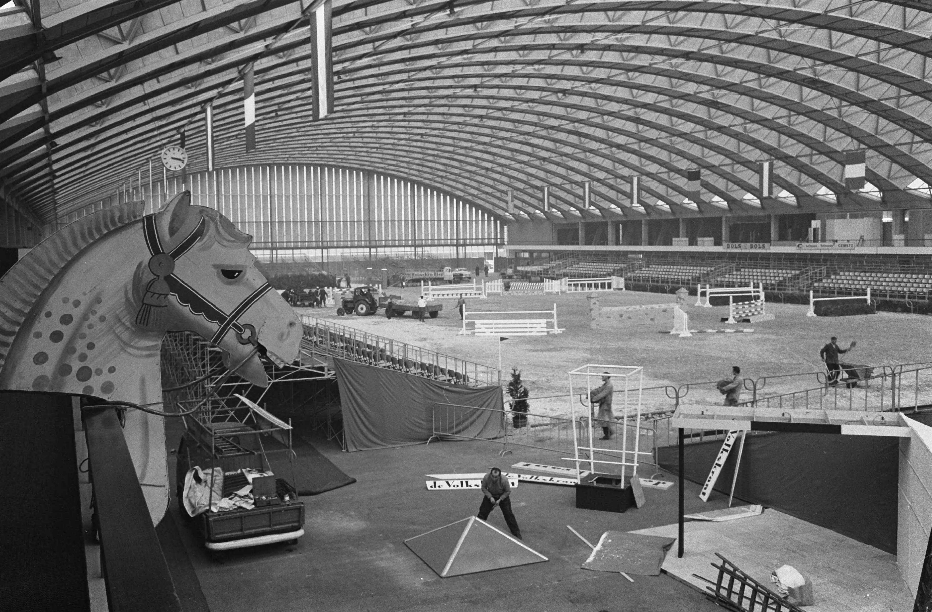 Fotocollectie Anefo — Concours Hippique "Jumping Amsterdam" in de Europahal van de RAI, overzicht grote springveld — Foto: Pot, Harry / Anefo. Licentie: Set B: Rechtenvrij / Publiek Domein. Bron: Nationaal Archief. http://hdl.handle.net/10648/aa1cb3be-d0b4-102d-bcf8-003048976d84