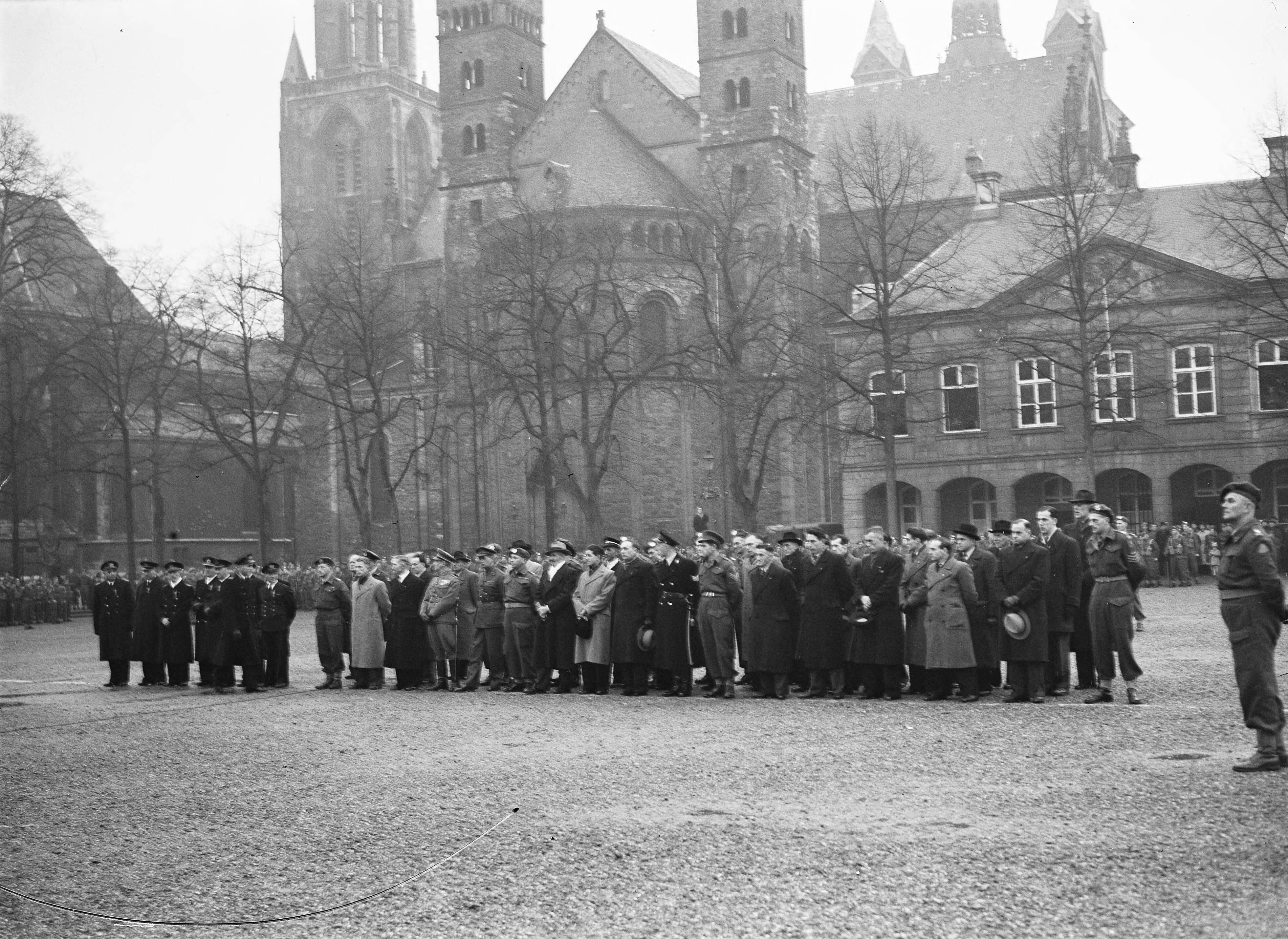 Fotocollectie Anefo — Uitreiking onderscheidingen door Prins Bernhard op het Vrijthof te Maastricht. Overzicht van de gedecoreerden — Foto: Sagers, Harry / Anefo. Licentie: Set B: Rechtenvrij / Publiek Domein. Bron: Nationaal Archief. http://hdl.handle.net/10648/a8b07fe2-d0b4-102d-bcf8-003048976d84