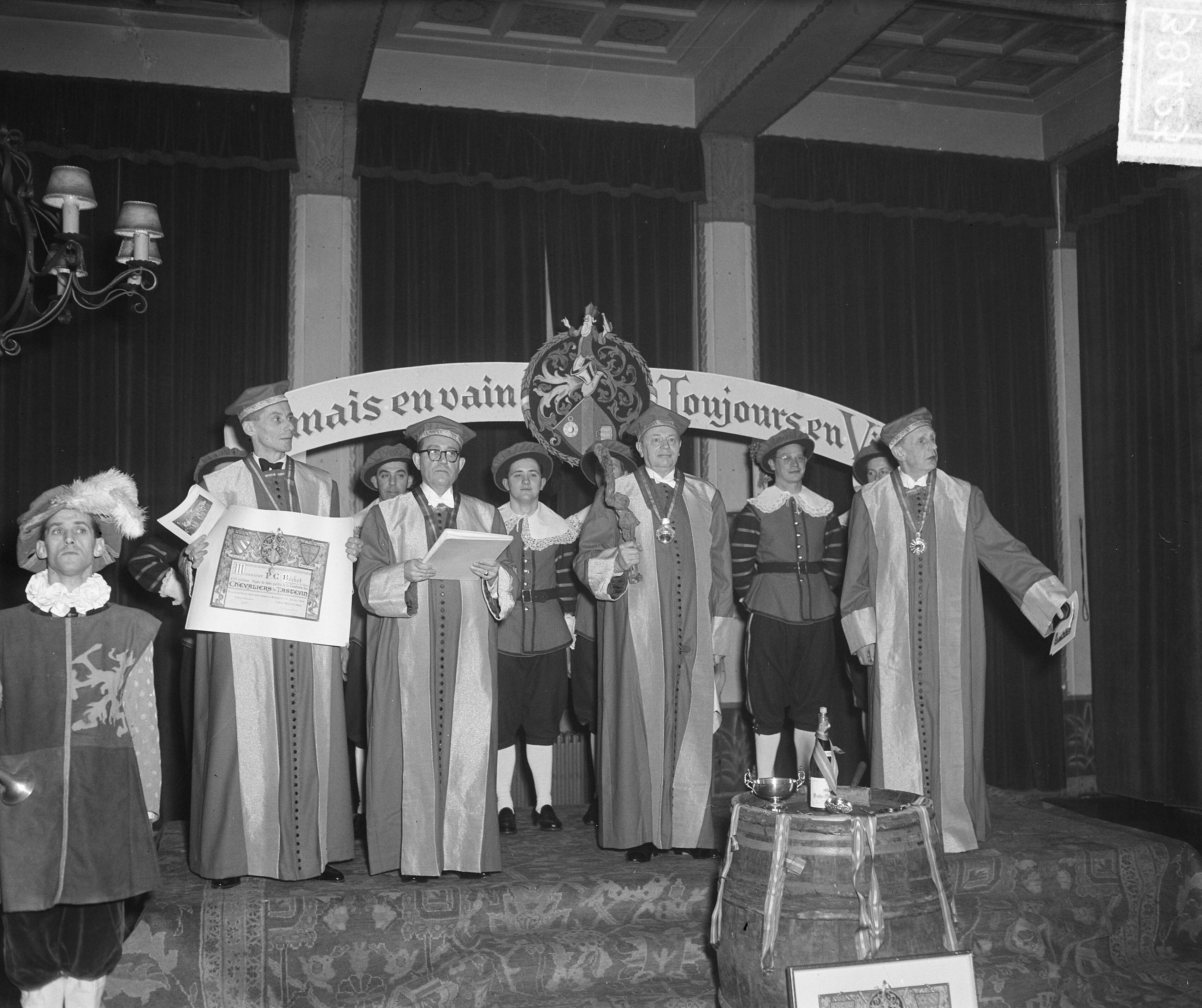 Vier nieuwe "ridders" in Oud Wassenaar — Foto: Noske, J.D. / Anefo. — Licentie: Set B: Rechtenvrij / Publiek Domein. Bron: Nationaal Archief. http://hdl.handle.net/10648/a8d5097a-d0b4-102d-bcf8-003048976d84