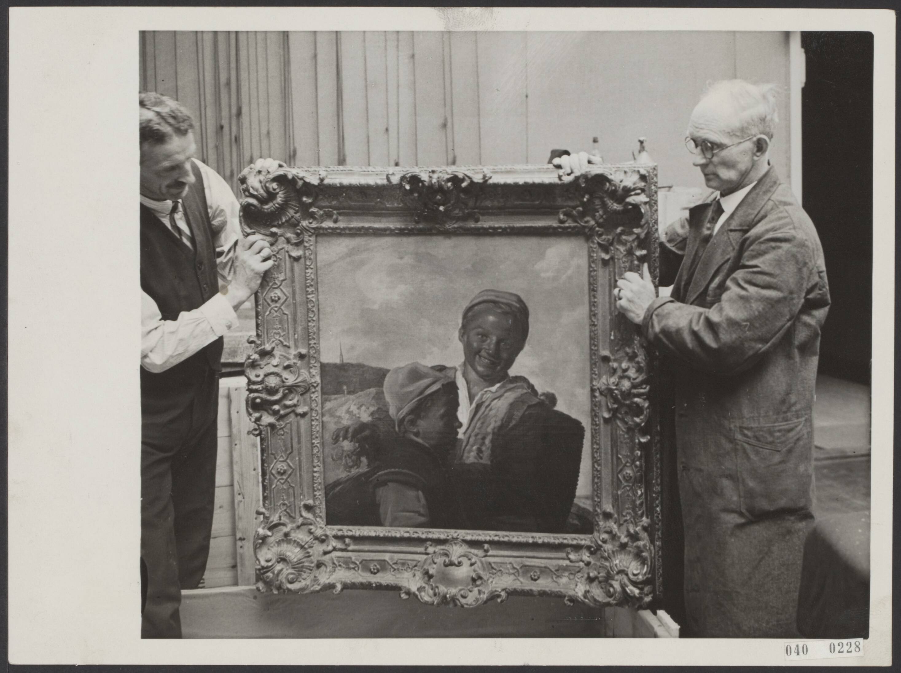Fotocollectie Elsevier Binnenland — Heden is men in het Frans Halsmuseum begonnen met het uitpakken van de kostbare inhoud van de kisten, welke gisteren met de S.S. "Statendam" uit Amerika zijn aangekomen. "Twee vissersjongens" van Frans Hals wordt uitgepakt — Foto: N.V. Polygoon. Licentie: Set B: Rechtenvrij / Publiek Domein. Bron: Nationaal Archief. http://hdl.handle.net/10648/adf3f024-d0b4-102d-bcf8-003048976d84