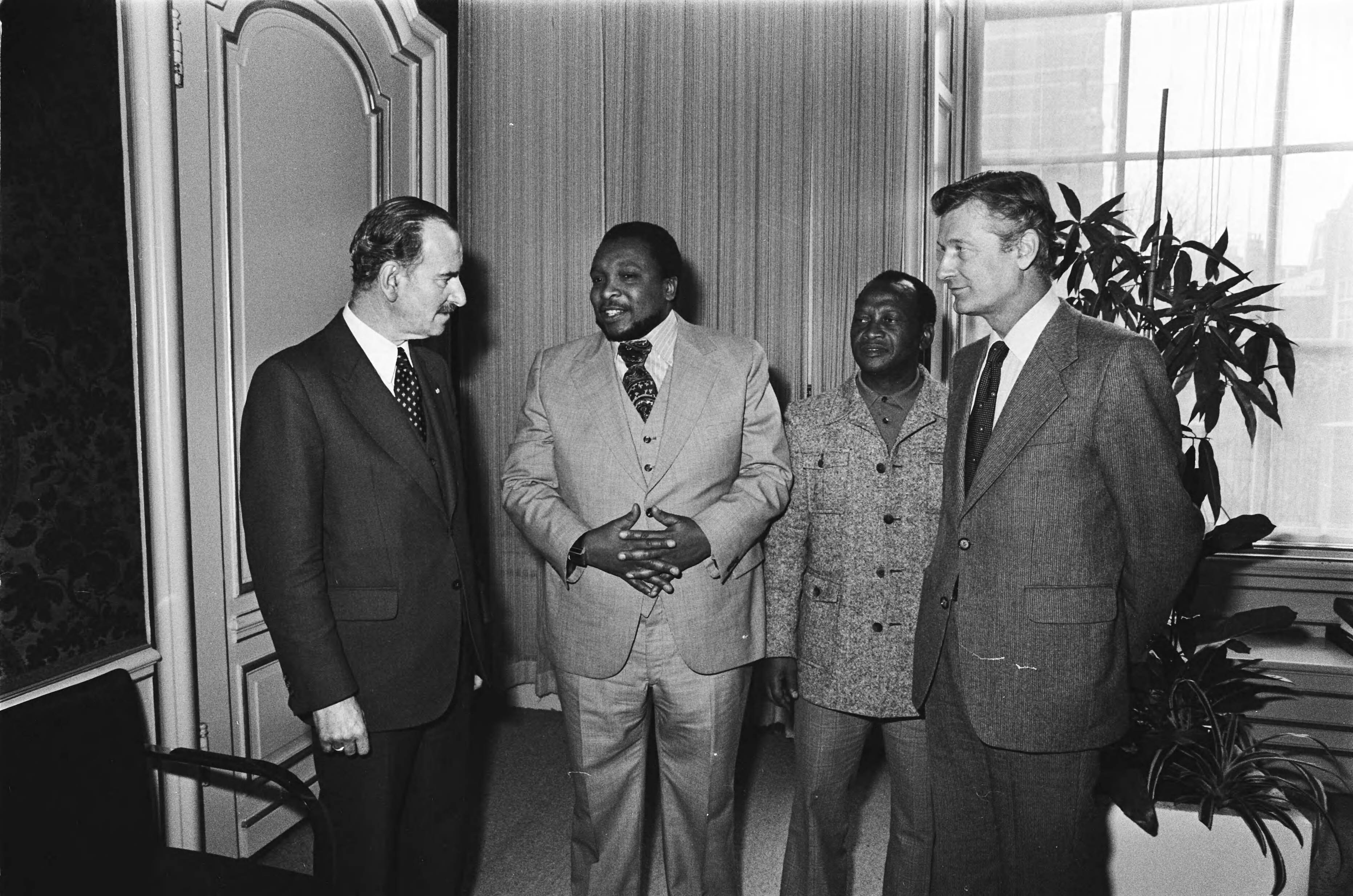 Fotocollectie Anefo — Zuidafrikaanse vert. anti-apartheidsbeweging BuiZa ( Den Haag ); v.l.n.r. De Koning, Van de Klaauw , Sibeko en Mayekicgo — Foto: Suyk, Koen / Anefo. Licentie: Set B: Rechtenvrij / Publiek Domein. Bron: Nationaal Archief. http://hdl.handle.net/10648/acaf1928-d0b4-102d-bcf8-003048976d84