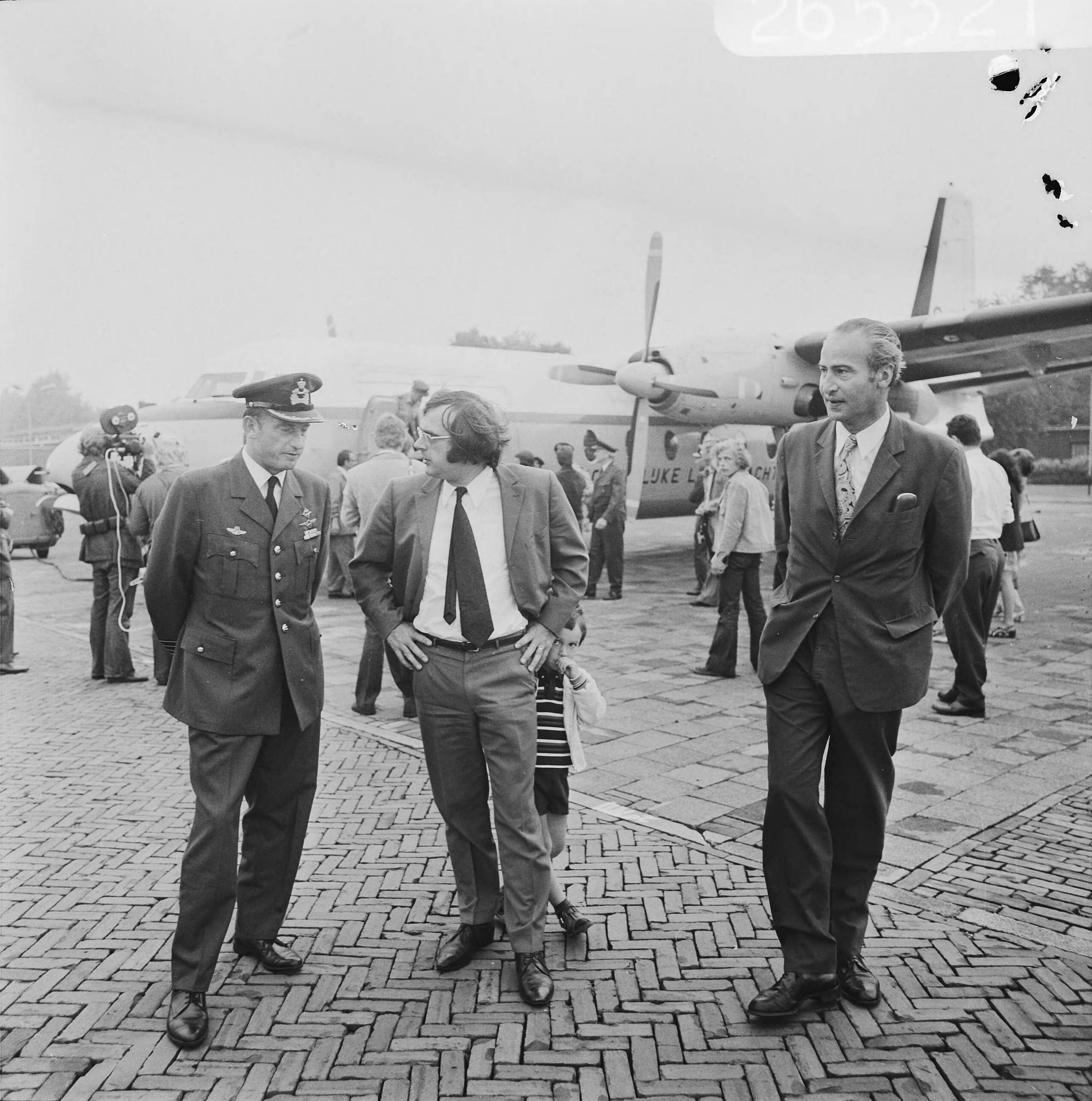 Fotocollectie Anefo — Fokker Friendship vertrekt naar Dakar om hulp te bieden bij vervoer hulpgoederen in Sahel-landen, voor vliegtuig Oonincx, Pronk en Vredeling — Foto: Mieremet, Rob / Anefo. Licentie: Set B: Rechtenvrij / Publiek Domein. Bron: Nationaal Archief. http://hdl.handle.net/10648/ac311596-d0b4-102d-bcf8-003048976d84