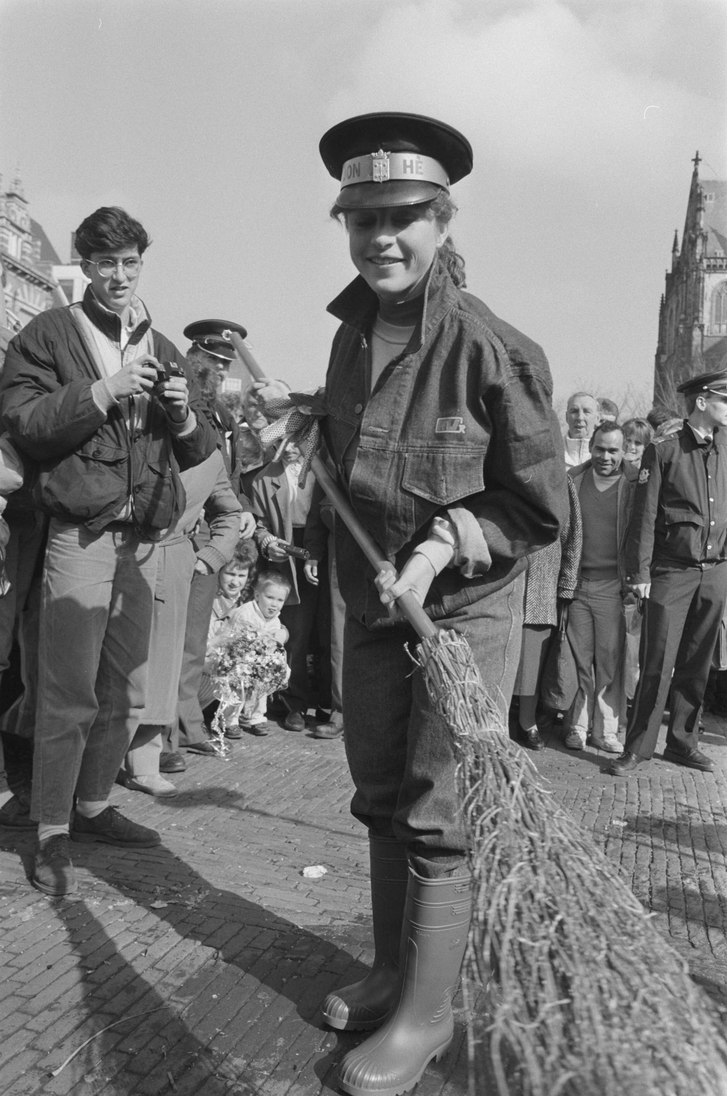 Fotocollectie Anefo — Yvonne van Gennip veegt Grote markt in Haarlem voor tv-programma "Wedden dat" — Foto: Croes, Rob C. / Anefo. Licentie: Set B: Rechtenvrij / Publiek Domein. Bron: Nationaal Archief. http://hdl.handle.net/10648/ad698088-d0b4-102d-bcf8-003048976d84