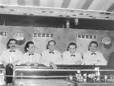 Fotocollectie Anefo — Italiaans orkest dat in Hotel Bouwes (Zandvoort) speelt (opdracht Hotelrevue) — Foto: Pot, Harry / Anefo. Licentie: Set B: Rechtenvrij / Publiek Domein. Bron: Nationaal Archief. http://hdl.handle.net/10648/a9853426-d0b4-102d-bcf8-003048976d84