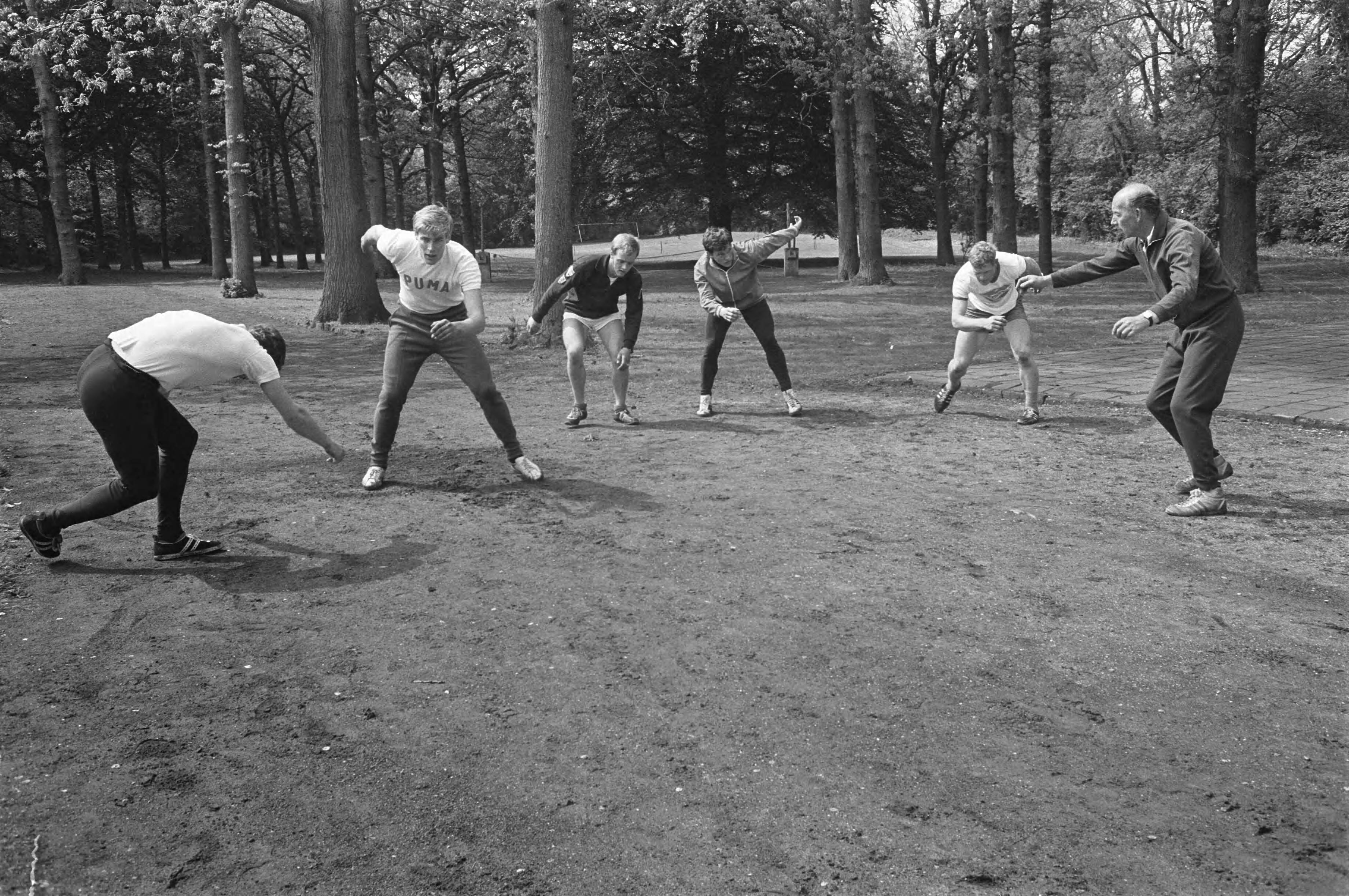 Fotocollectie Anefo — Training schaatsploeg op CIOS te Overveen. Trainer Holleboom (rechts) tijdens training, 2e van links Schenk — Foto: Koch, Eric / Anefo. Licentie: Set B: Rechtenvrij / Publiek Domein. Bron: Nationaal Archief. http://hdl.handle.net/10648/ab412892-d0b4-102d-bcf8-003048976d84