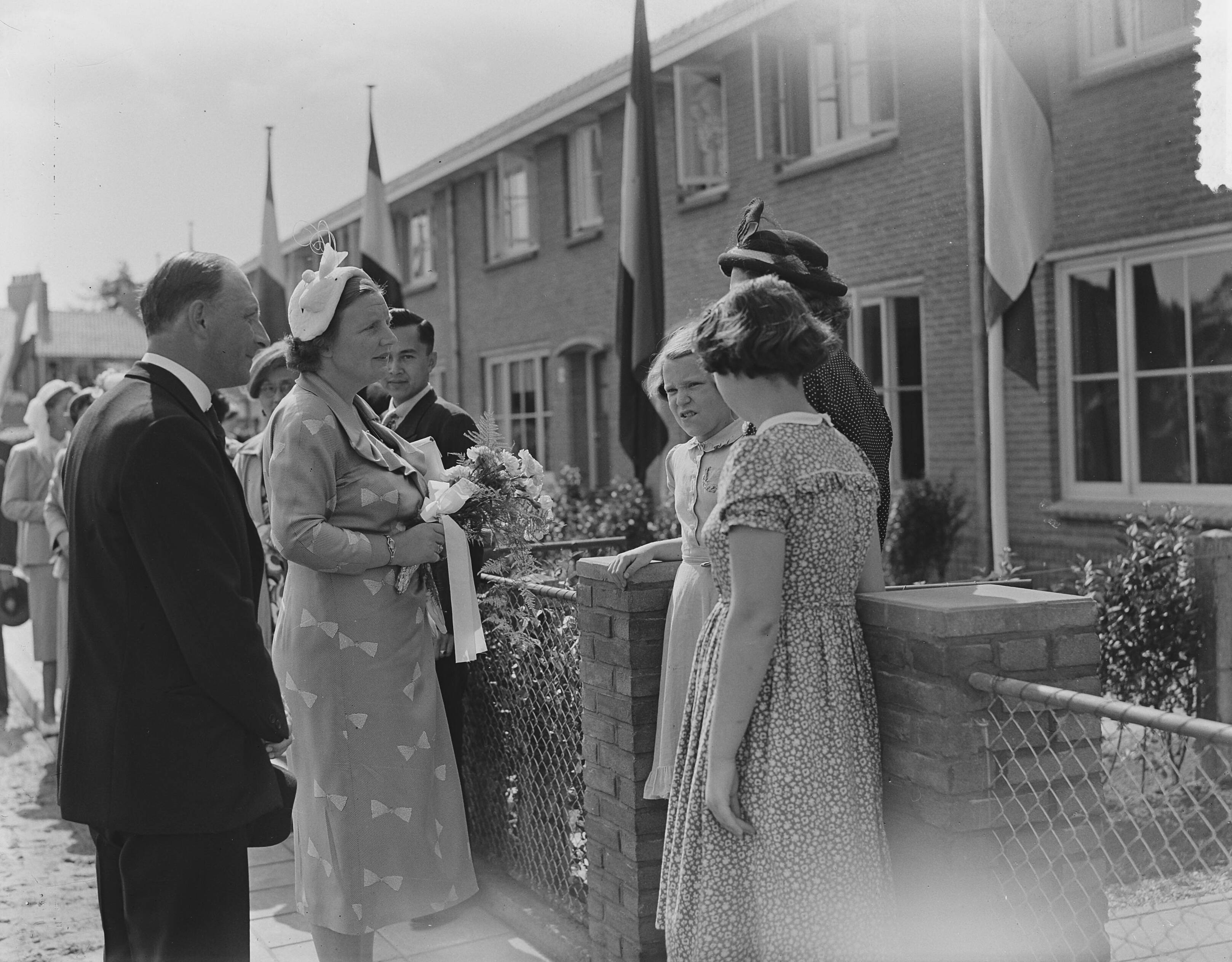Koningin Juliana stelt aantal woningen in Baarn in gebruik — Foto: Bilsen, Joop van / Anefo. — Licentie: Set B: Rechtenvrij / Publiek Domein. Bron: Nationaal Archief. http://hdl.handle.net/10648/a8ed2ab4-d0b4-102d-bcf8-003048976d84