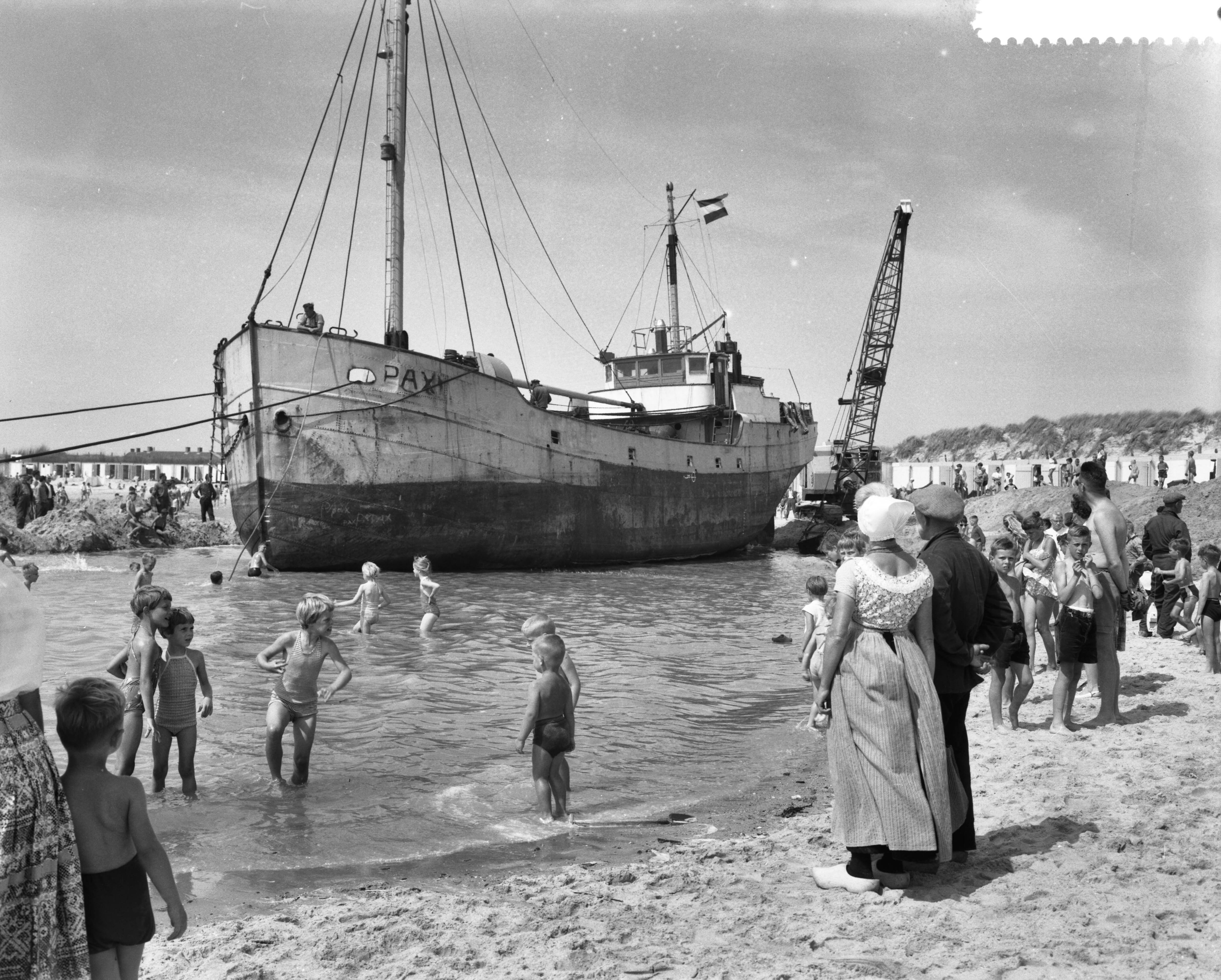 Fotocollectie Anefo — Bergingspoging Groningse kustvaarder "Pax" mislukt. Het schip op het strand van Westkapelle — Foto: Rossem, Wim van / Anefo. Licentie: Set B: Rechtenvrij / Publiek Domein. Bron: Nationaal Archief. http://hdl.handle.net/10648/a9b54ad0-d0b4-102d-bcf8-003048976d84