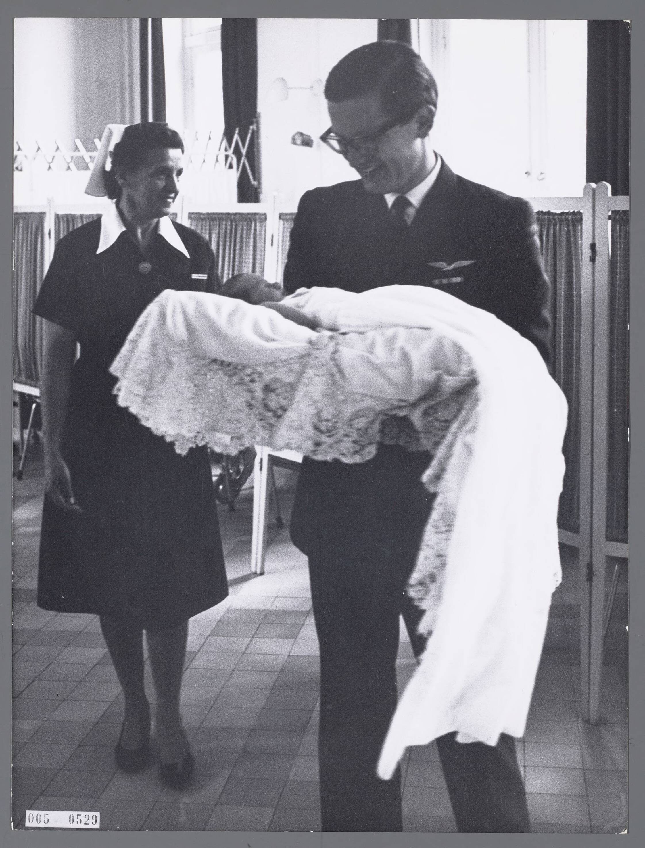 Fotocollectie RVD / Koninklijk Huis — Mr. Pieter van Vollenhoven met prins Maurits en verpleegster in het Academisch Ziekenhuis Utrecht op 22 april 1968 — Foto: Nationaal Foto Persbureau / RVD. Licentie: Set B: Rechtenvrij / Publiek Domein. Bron: Nationaal Archief. http://hdl.handle.net/10648/afad8a24-d0b4-102d-bcf8-003048976d84