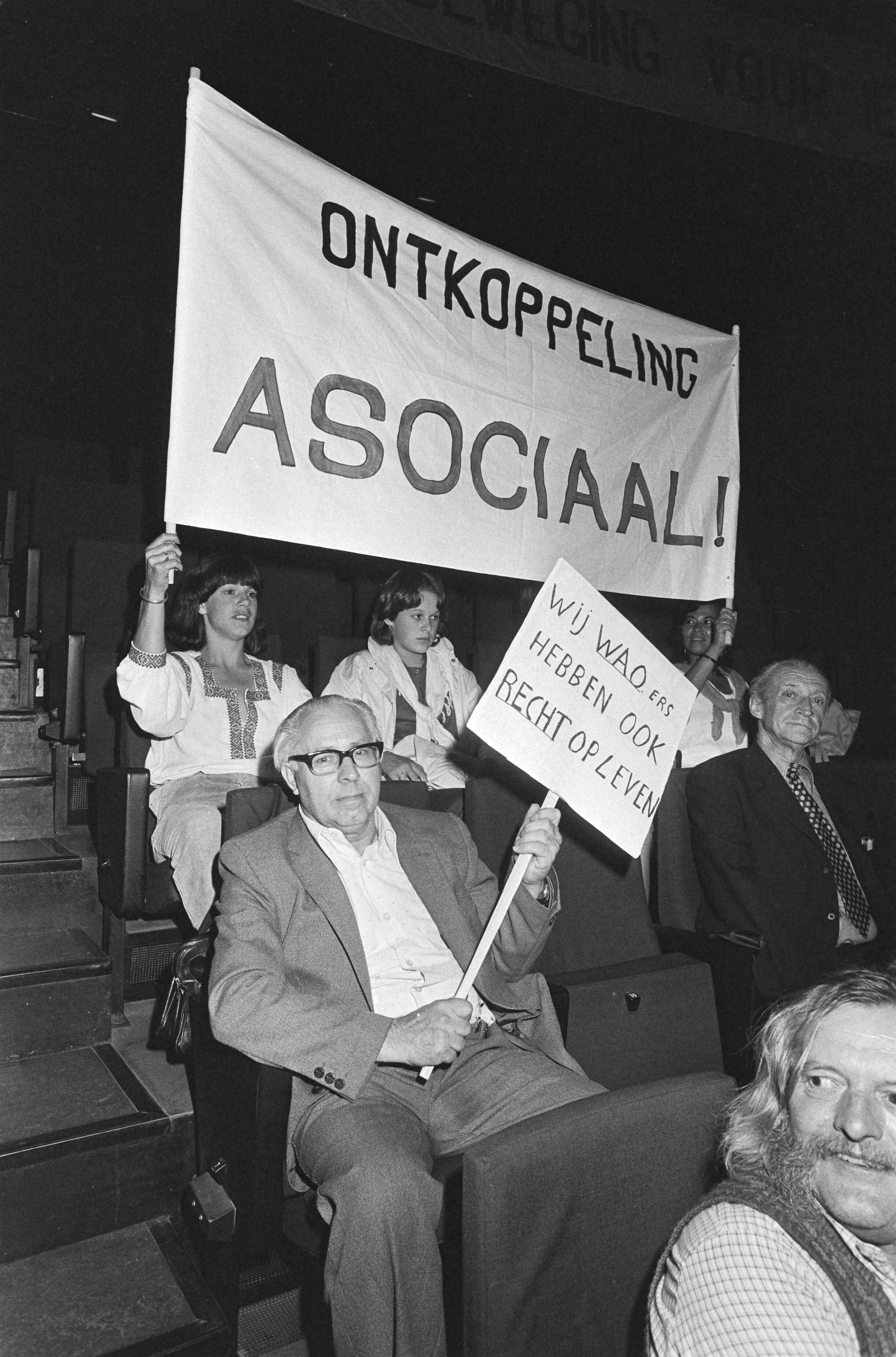 Fotocollectie Anefo — Protestmanifestatie van FNV in Scheveningen tegen bezuinigingsplannen regering; demonstranten in de zaal — Foto: Dijk, Hans van / Anefo. Licentie: Set B: Rechtenvrij / Publiek Domein. Bron: Nationaal Archief. http://hdl.handle.net/10648/ad1a0bac-d0b4-102d-bcf8-003048976d84