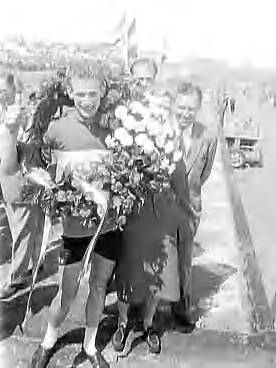 Fotocollectie Anefo — Nederlands kampioenschap wielrennen amateurs op de weg op het circuit van Zandvoort. Piet Steenvoorden kampioen 1957 — Foto: Pot, Harry / Anefo. Licentie: Set B: Rechtenvrij / Publiek Domein. Bron: Nationaal Archief. http://hdl.handle.net/10648/a962db60-d0b4-102d-bcf8-003048976d84