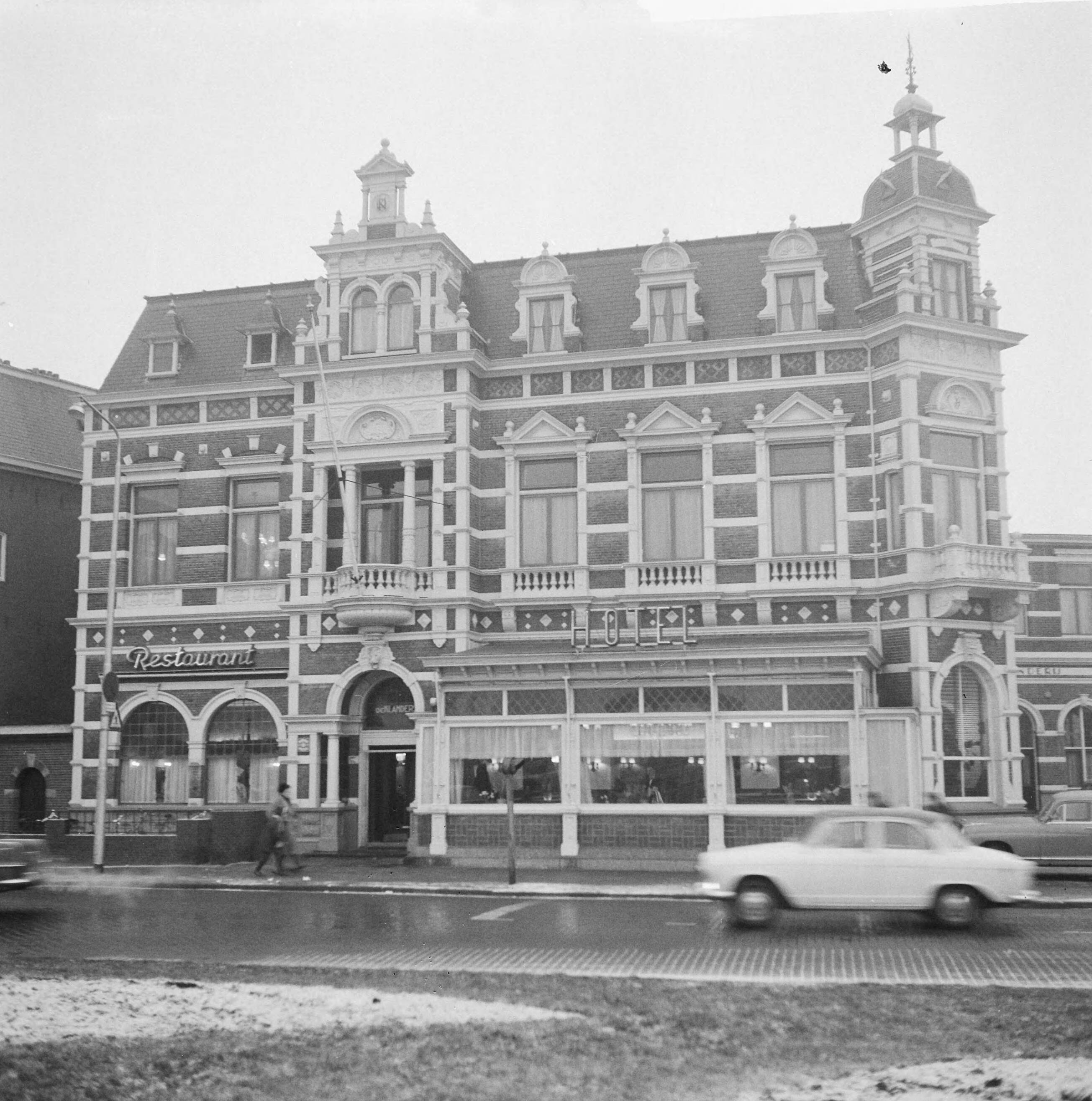 Fotocollectie Anefo — Grandhotel "De Klanderij" aan het Zuiderplein te Leeuwarden. Exterieur — Foto: Nijs, Jac. de / Anefo. Licentie: Set B: Rechtenvrij / Publiek Domein. Bron: Nationaal Archief. http://hdl.handle.net/10648/aa525e88-d0b4-102d-bcf8-003048976d84