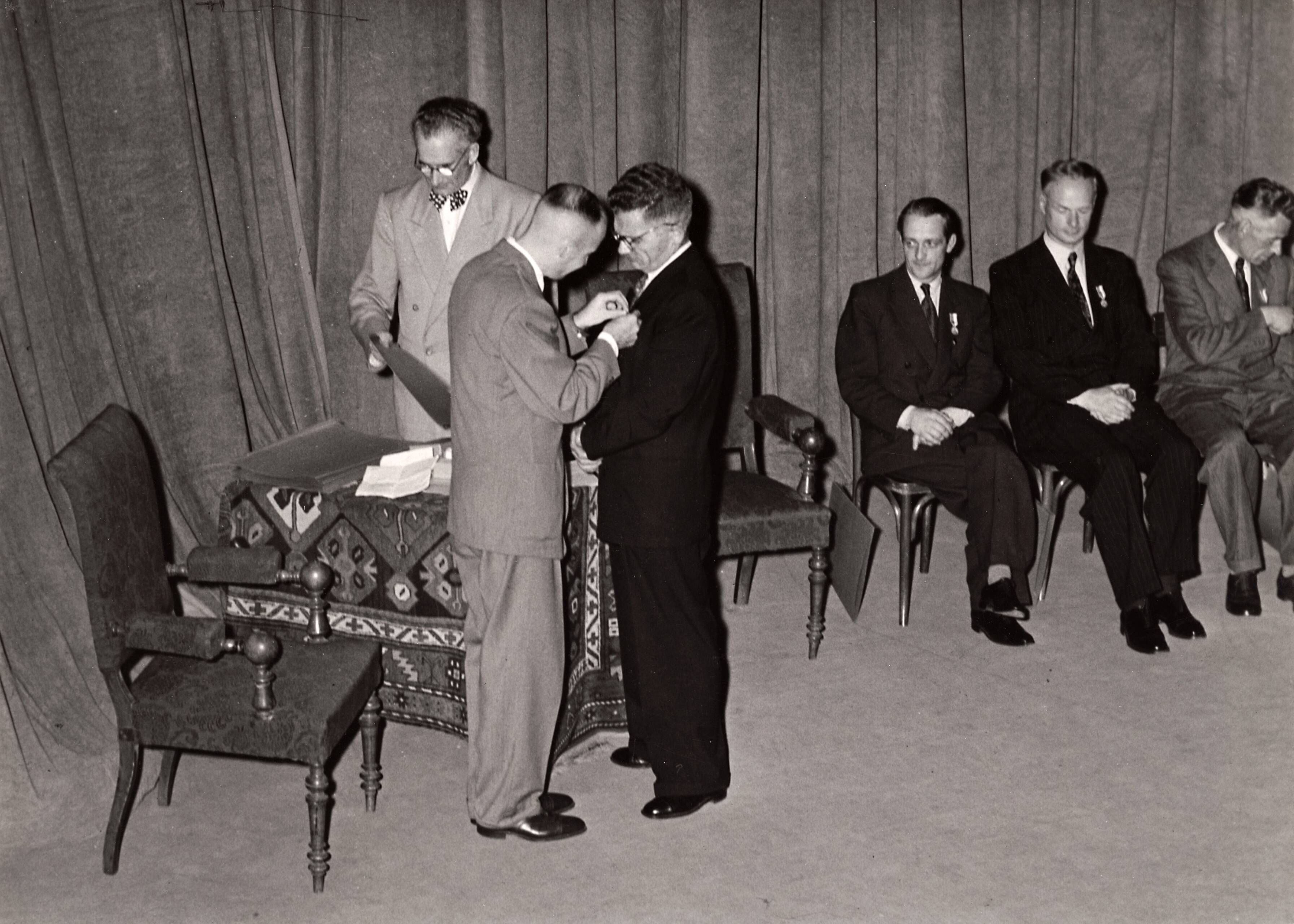Drukkerij Spaarnestad — [40-jarig jubileum N.V. De Spaarnestad] [feestavond in de Stadsschouwburg] [huldiging jubilarissen] — Foto: Fotograaf Onbekend / Fotobureau onbekend / Spaarnestad Photo (05887). Licentie: Set B: Rechtenvrij / Publiek Domein. Bron: Nationaal Archief. http://hdl.handle.net/10648/35429da6-3a0f-a382-e063-6df0900a6686