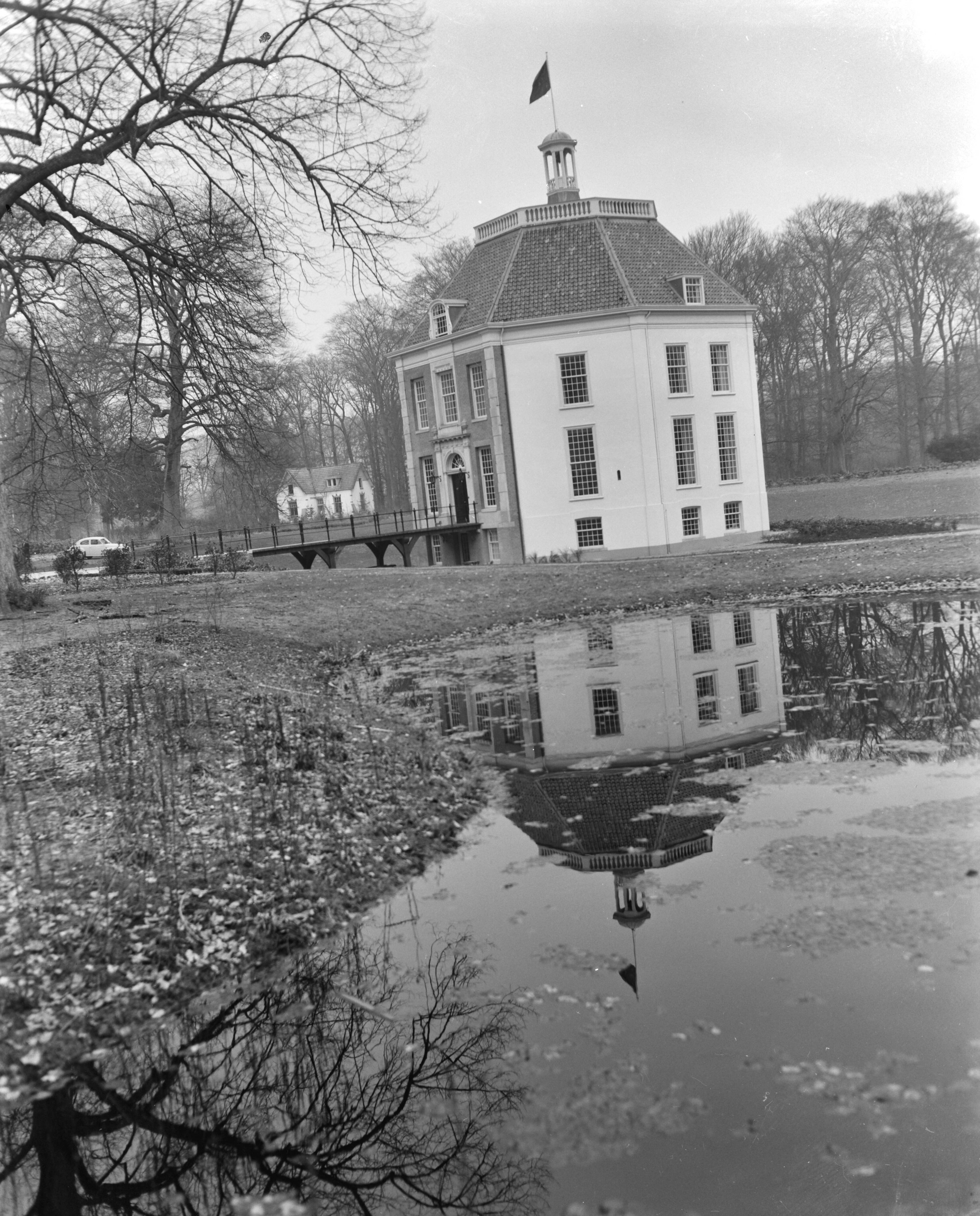 Fotocollectie Anefo — Interieur Slot Drakensteyn . Slot Drakensteyn , exterie — Foto: Bilsen, Joop van / Anefo. Licentie: Set B: Rechtenvrij / Publiek Domein. Bron: Nationaal Archief. http://hdl.handle.net/10648/aa3060e4-d0b4-102d-bcf8-003048976d84