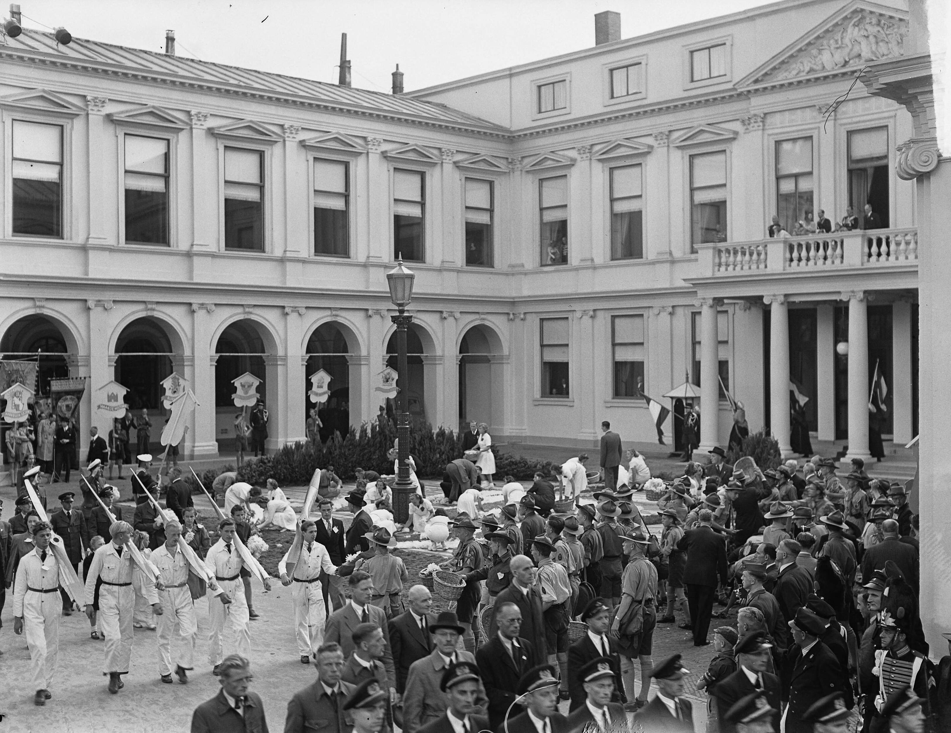 Intocht van koningin Juliana in Den Haag (1948) — Intocht Koningin Juliana in Den Haag. Defilé langs paleis Noordeinde. Koninklijke familie op balkon — Foto: Bilsen, Joop van / Anefo. Licentie: Set B: Rechtenvrij / Publiek Domein. Bron: Nationaal Archief. http://hdl.handle.net/10648/a8bd34f8-d0b4-102d-bcf8-003048976d84