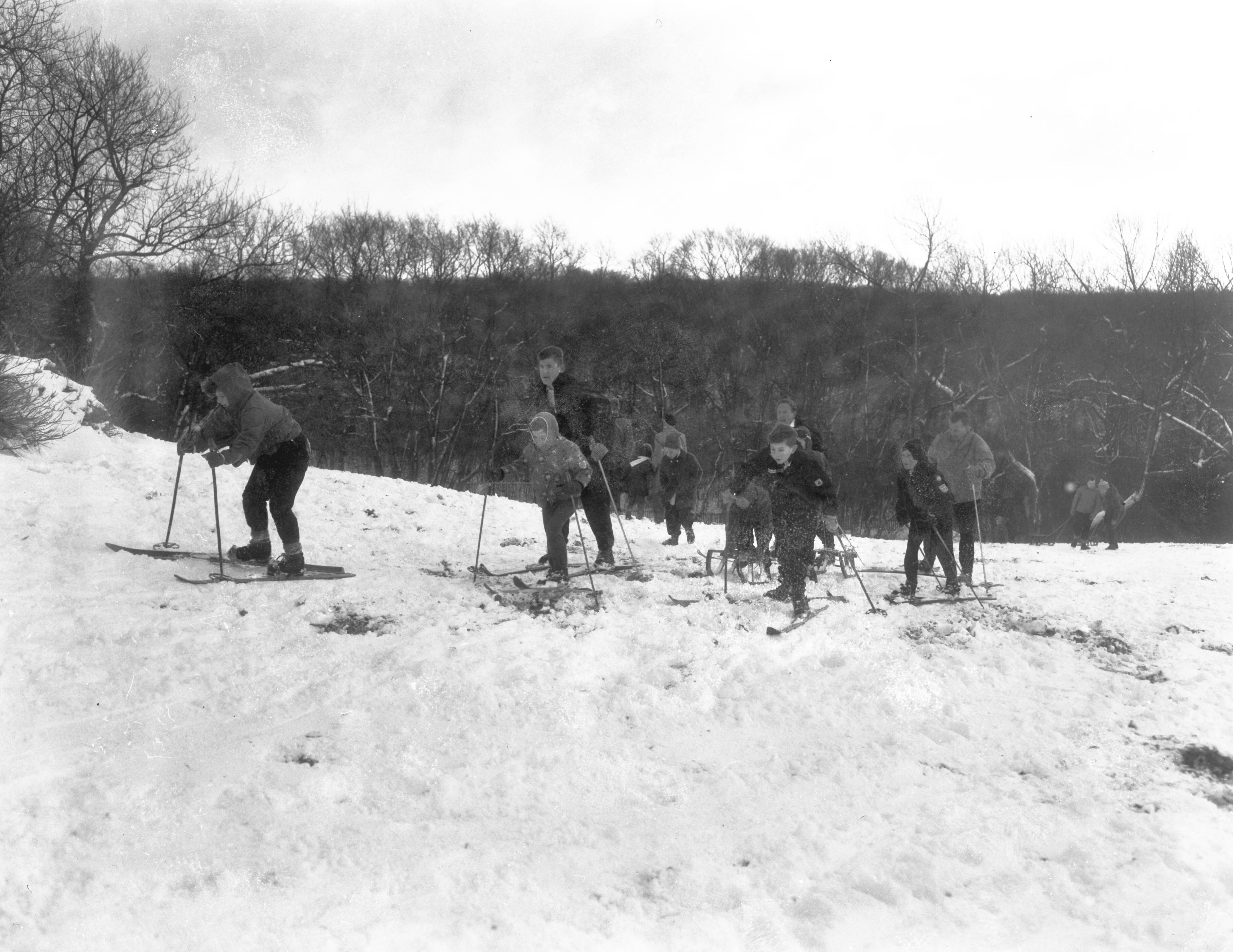Fotocollectie Anefo — Skiërs in de duinen bij Bloemendaal — Foto: Pot, Harry / Anefo. Licentie: Set B: Rechtenvrij / Publiek Domein. Bron: Nationaal Archief. http://hdl.handle.net/10648/a98baf40-d0b4-102d-bcf8-003048976d84