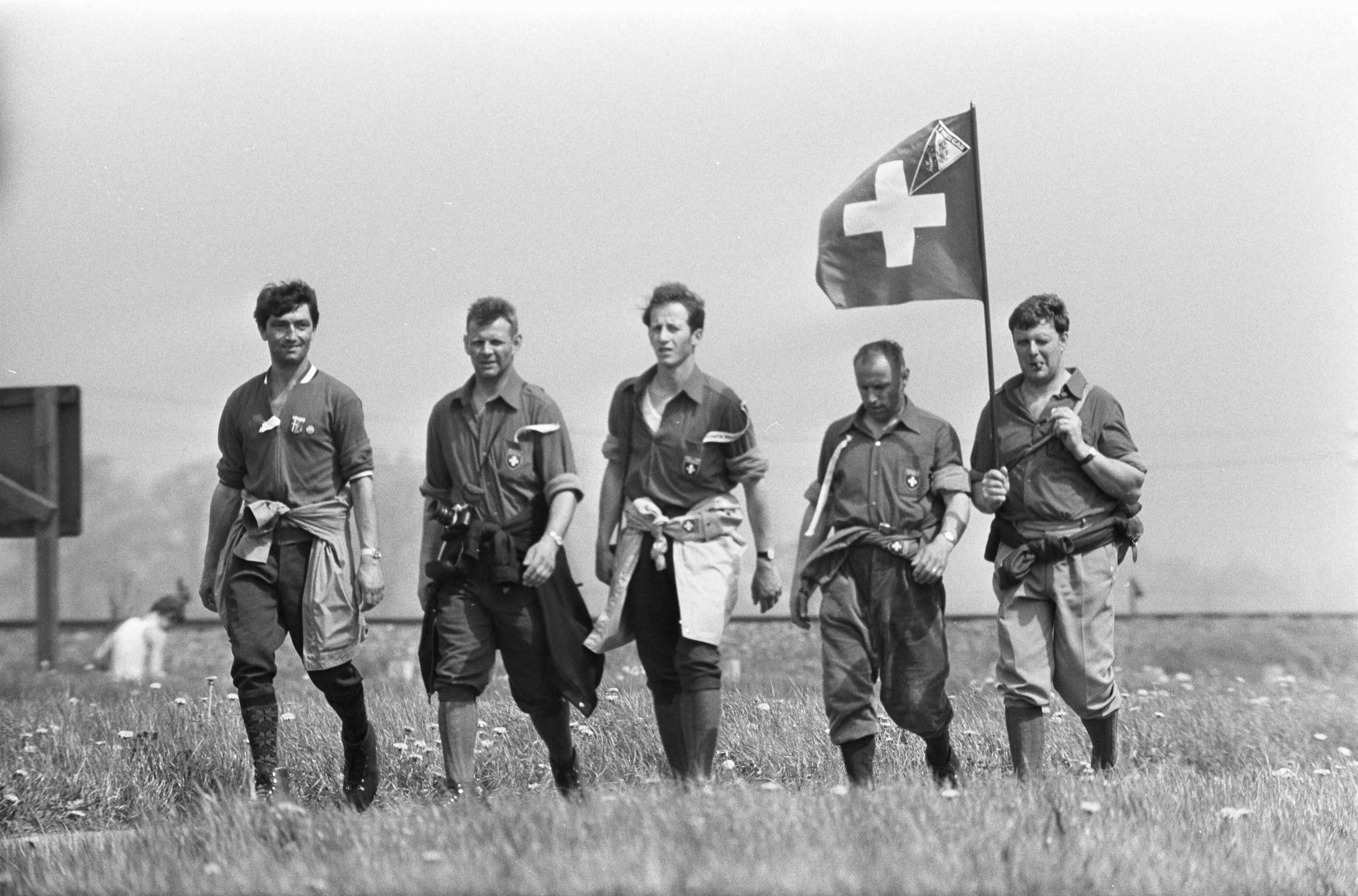Fotocollectie Anefo — 5 daagse Elfstedentocht voor wandelaars, start in Leeuwarden wandelaars bij Sneek — Foto: Koch, Eric / Anefo. Licentie: Set B: Rechtenvrij / Publiek Domein. Bron: Nationaal Archief. http://hdl.handle.net/10648/ab690b28-d0b4-102d-bcf8-003048976d84