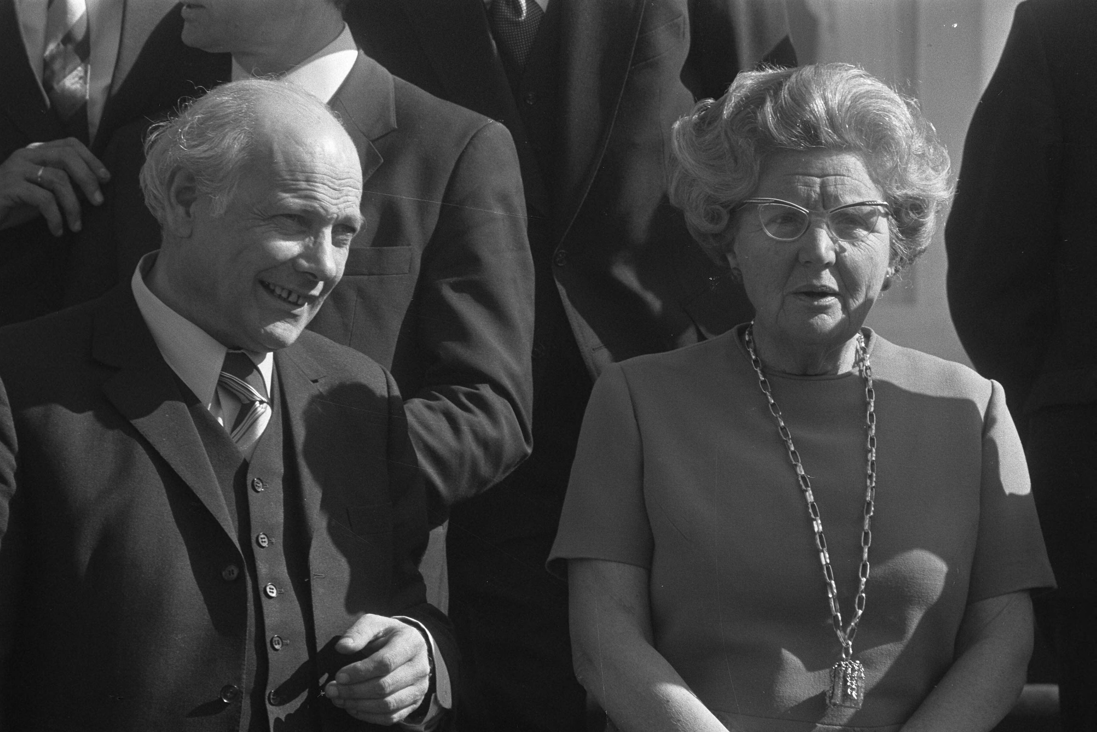 Kabinet Den Uyl beëdigd op Paleis Huis ten Bosch — Koningin Juliana en premier Den Uyl — Foto: Verhoeff, Bert / Anefo. Licentie: Set B: Rechtenvrij / Publiek Domein. Bron: Nationaal Archief. http://hdl.handle.net/10648/ac2c1172-d0b4-102d-bcf8-003048976d84
