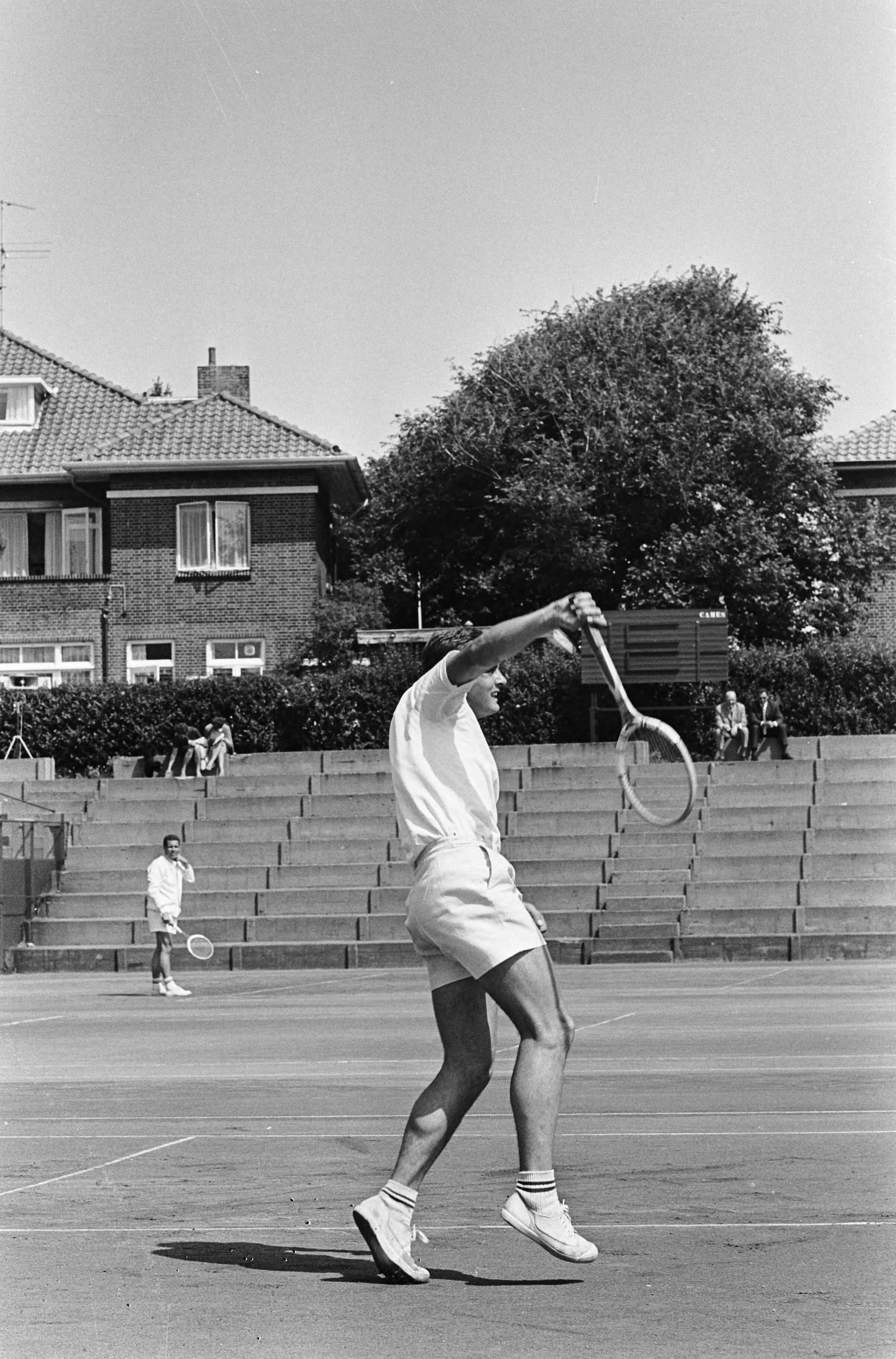 Fotocollectie Anefo — Nederlandse tenniskampioenschappen op de METS-banen te Scheveningen. Jan Hajer in actie — Foto: Koch, Eric / Anefo. Licentie: Set B: Rechtenvrij / Publiek Domein. Bron: Nationaal Archief. http://hdl.handle.net/10648/aaba450c-d0b4-102d-bcf8-003048976d84