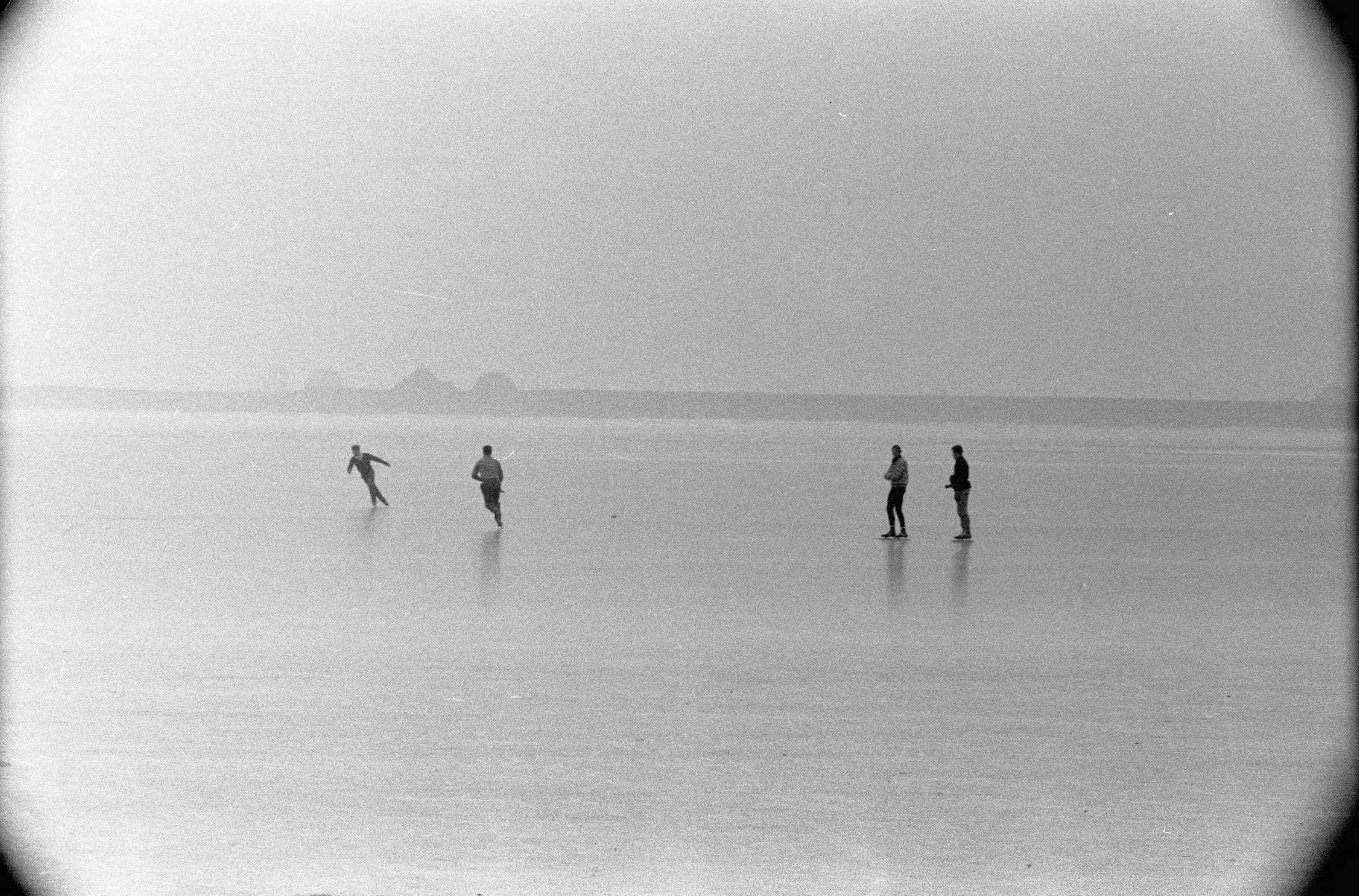 Fotocollectie Anefo — Schaatspret op de Gouwzee bij Monnickendam — Foto: Pot, Harry / Anefo. Licentie: Set B: Rechtenvrij / Publiek Domein. Bron: Nationaal Archief. http://hdl.handle.net/10648/a9c71242-d0b4-102d-bcf8-003048976d84