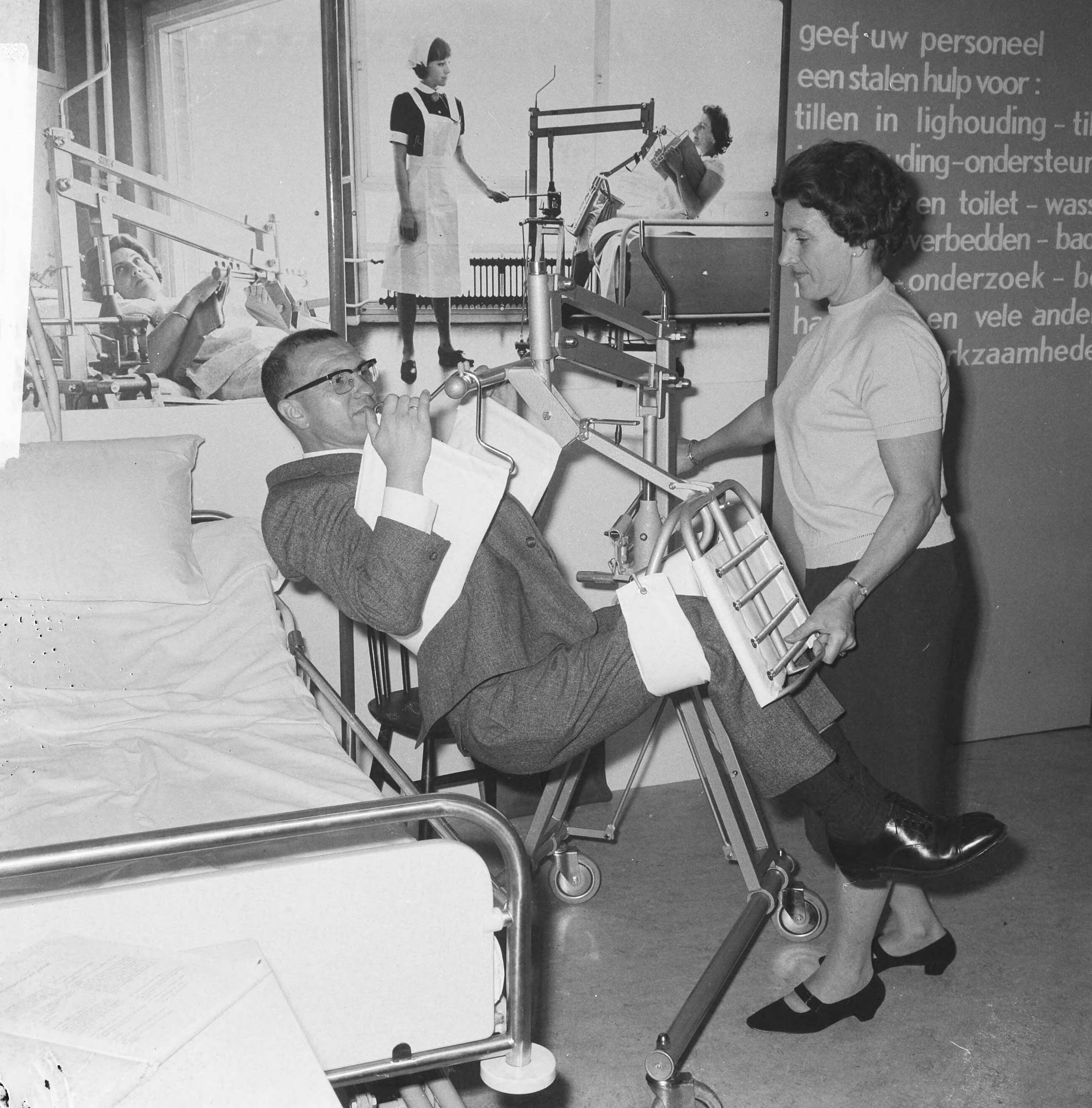 Fotocollectie Anefo — Vakbeurs Medica 65 in Expohal te Hilversum, de "stalen verpleegster", een tilhulp — Foto: Nijs, Jac. de / Anefo. Licentie: Set B: Rechtenvrij / Publiek Domein. Bron: Nationaal Archief. http://hdl.handle.net/10648/aac1f496-d0b4-102d-bcf8-003048976d84