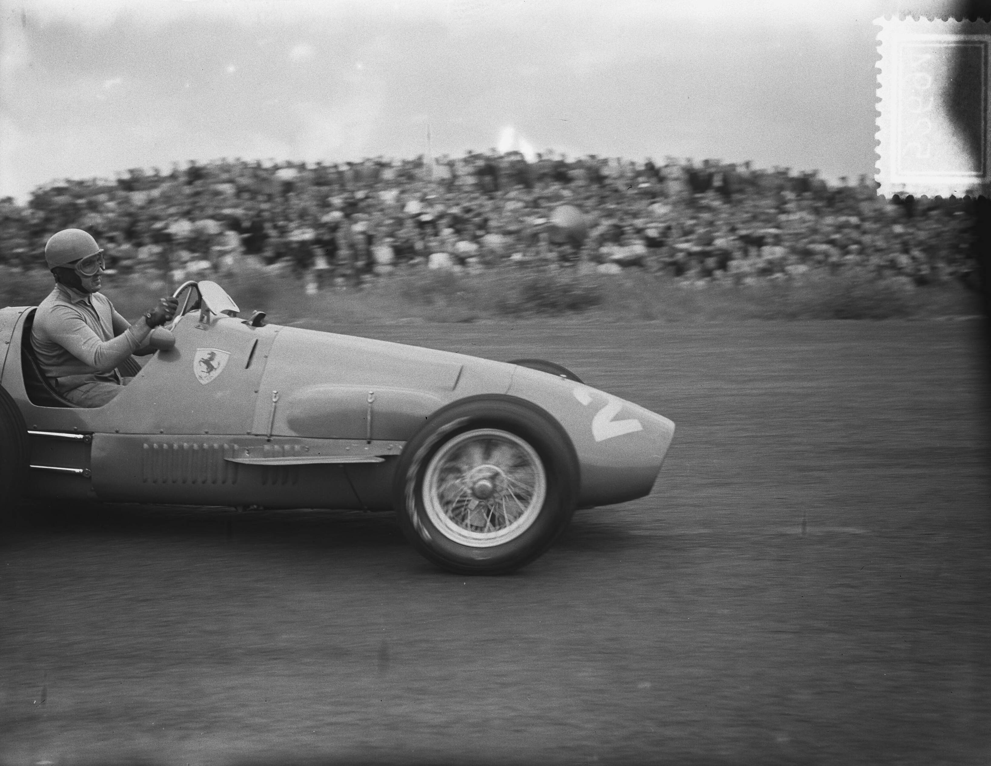 Grote Prijs van Nederland 1952 — Grote Prijs van Nederland op het circuit van Zandvoort. Alberto Ascari in zijn Ferrari 500 — Foto: Bilsen, Joop van / Anefo. Licentie: Set B: Rechtenvrij / Publiek Domein. Bron: Nationaal Archief. http://hdl.handle.net/10648/a8fe768e-d0b4-102d-bcf8-003048976d84