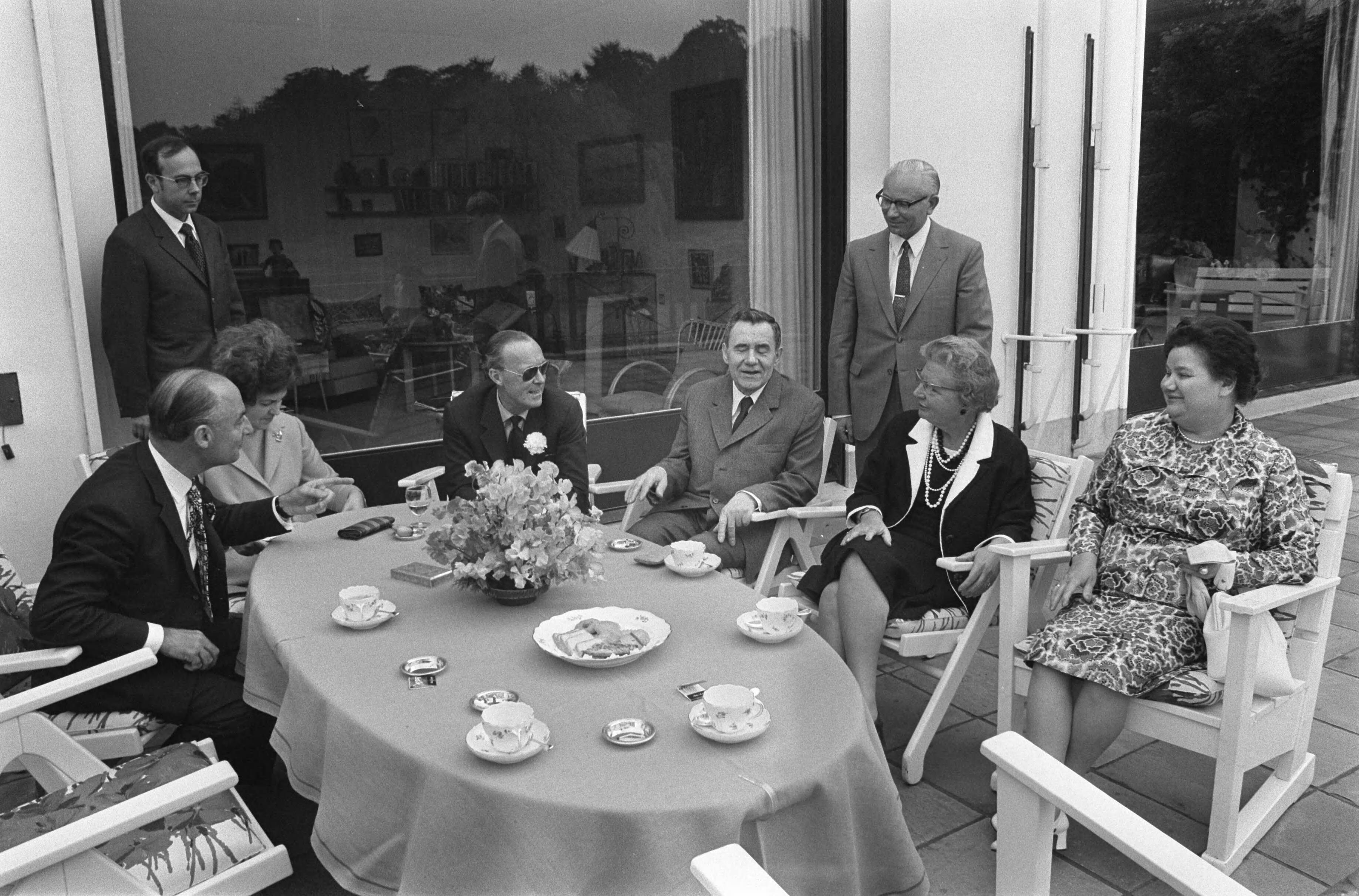 Koningin Juliana ontvangt Russische Minister van Buitenlandse Zaken, Gromyko, op Soestdijk — Aan tafel op het terras v.l.n.r. minister schmelzer van Buitenlandse Zaken, een onbekende dame, prins Bernhard, minister Gromyko, koningin Juliana en mevrouw Gromyko — Foto: Fotograaf Onbekend / Anefo. Licentie: Set B: Rechtenvrij / Publiek Domein. Bron: Nationaal Archief. http://hdl.handle.net/10648/abeee946-d0b4-102d-bcf8-003048976d84