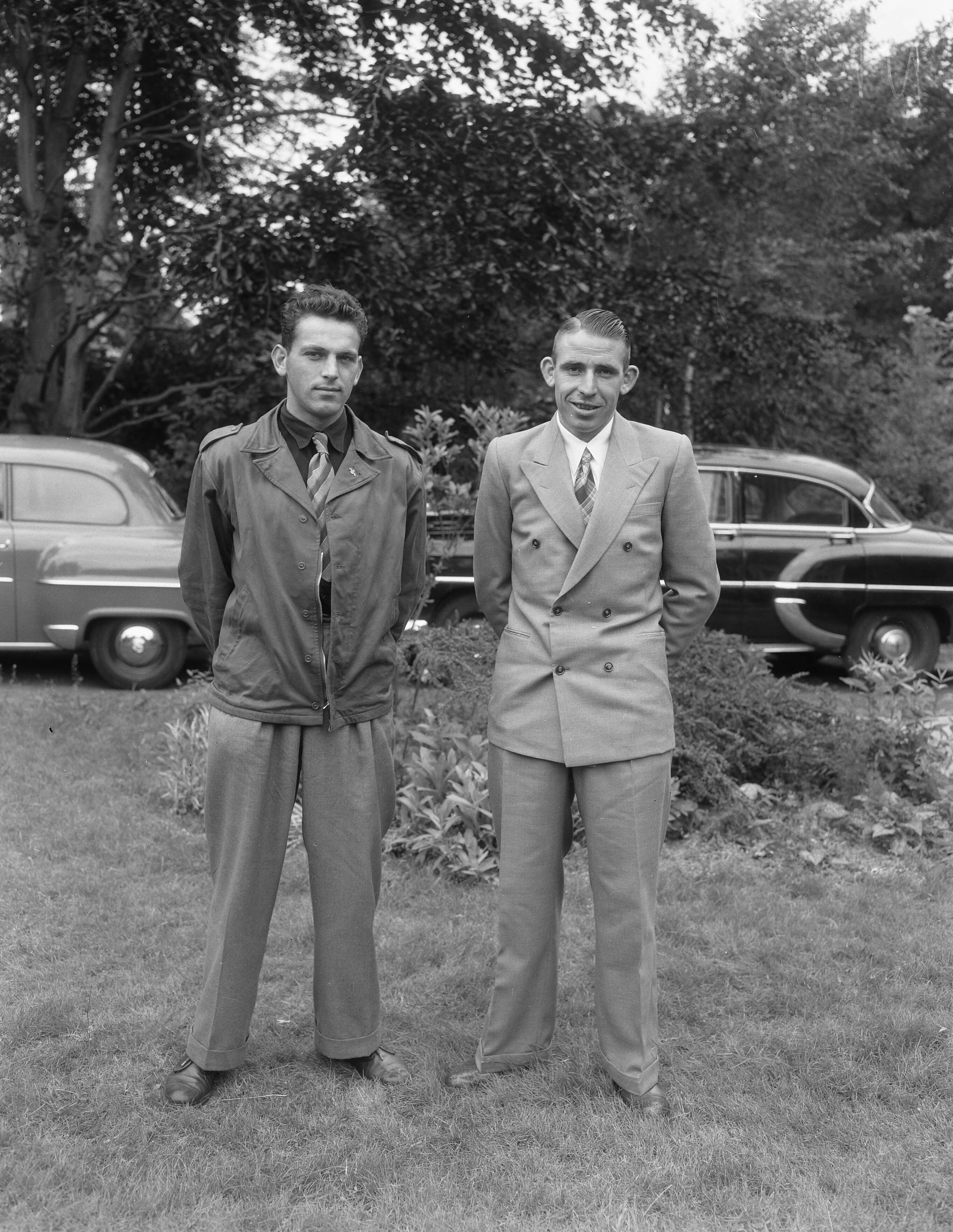 Ondertekening van contracten van Tour de France ploeg ten huize van Cees Pellenaars te Breda — Ondertekening van contracten van Tour de France ploeg ten huize van Cees Pellenaars te Breda, Nico van Est , Jules Maenen (links) — Foto: Duinen, G.W. van / Anefo. Licentie: Set B: Rechtenvrij / Publiek Domein. Bron: Nationaal Archief. http://hdl.handle.net/10648/a924b196-d0b4-102d-bcf8-003048976d84