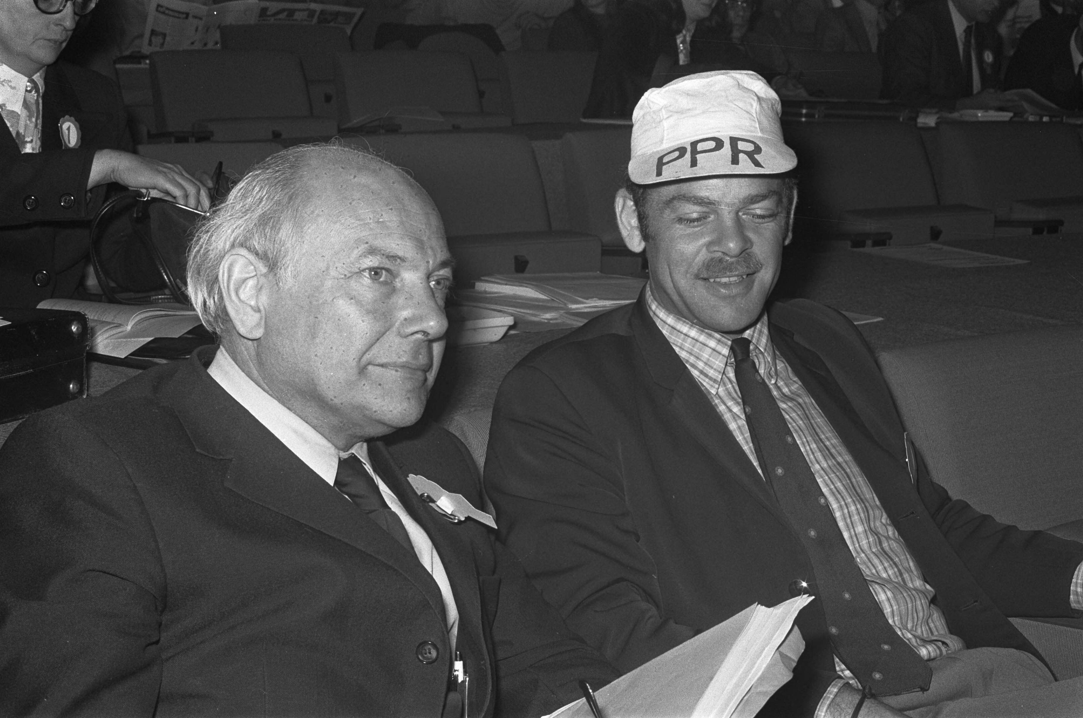 Fotocollectie Anefo — PvdA-congres in Den Haag , Den Uyl en De Gaay Fortman (met petje) — Foto: Verhoeff, Bert / Anefo. Licentie: Set B: Rechtenvrij / Publiek Domein. Bron: Nationaal Archief. http://hdl.handle.net/10648/abf859f4-d0b4-102d-bcf8-003048976d84