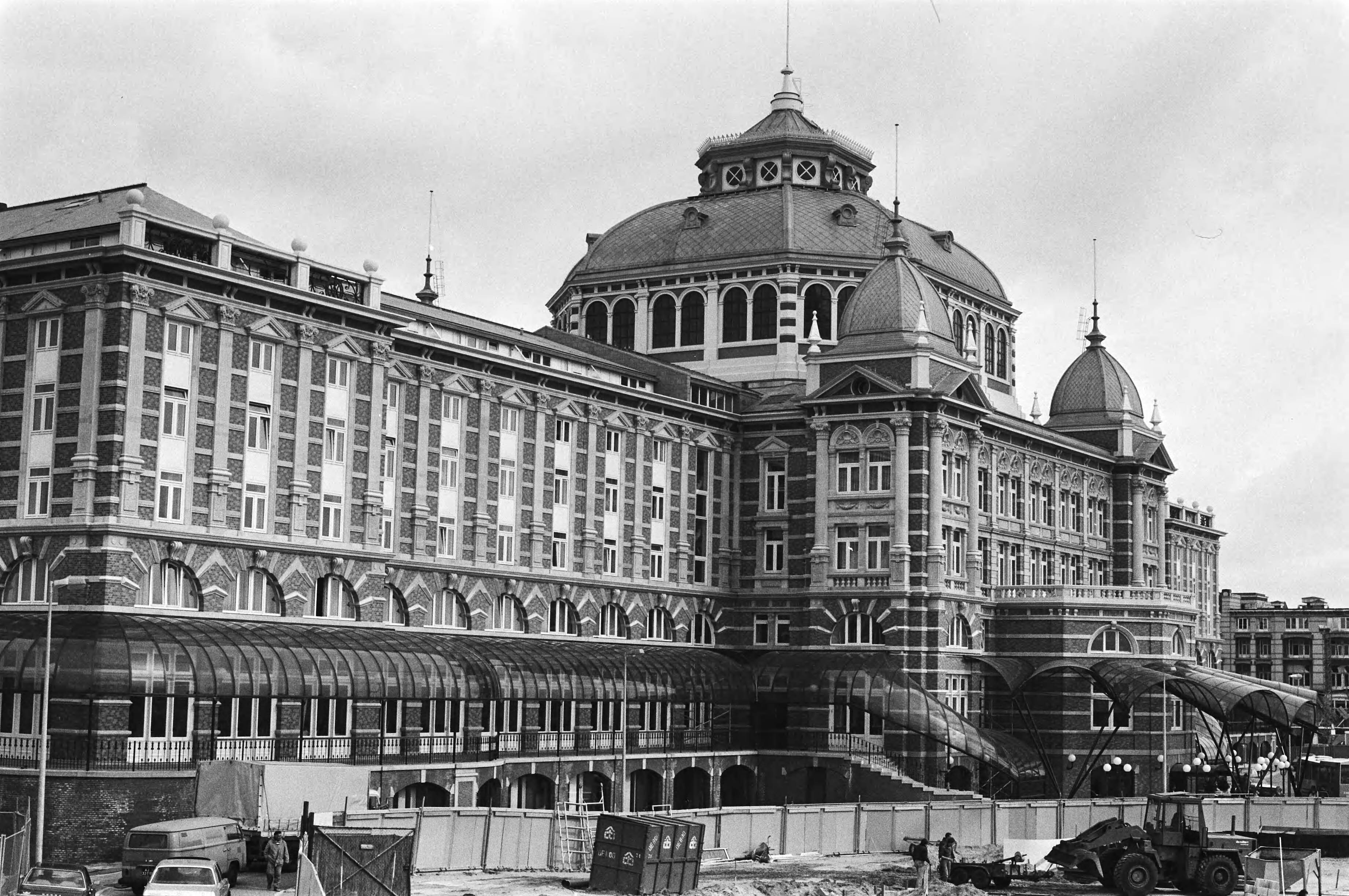 Kurhaus in Scheveningen — Exterieur — Foto: Suyk, Koen / Anefo. Licentie: Set B: Rechtenvrij / Publiek Domein. Bron: Nationaal Archief. http://hdl.handle.net/10648/acc97a84-d0b4-102d-bcf8-003048976d84